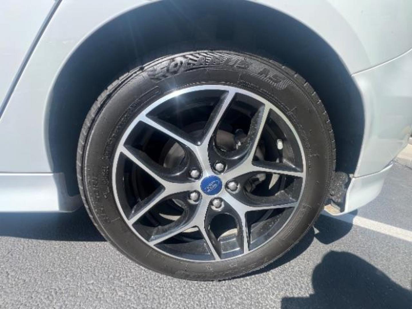 2016 Oxford White /Charcoal Black Ford Focus SE (1FADP3K29GL) with an 2L I-4 gasoline direct injection engine, Automatic transmission, located at 940 North Main Street, Cedar City, UT, 84720, (435) 628-0023, 37.692936, -113.061897 - Photo#11