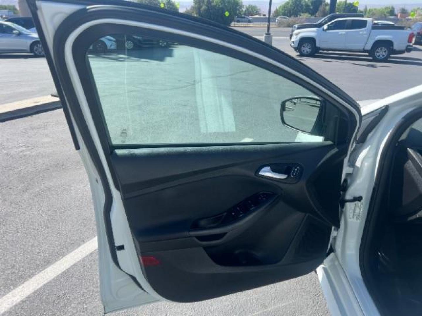 2016 Oxford White /Charcoal Black Ford Focus SE (1FADP3K29GL) with an 2L I-4 gasoline direct injection engine, Automatic transmission, located at 940 North Main Street, Cedar City, UT, 84720, (435) 628-0023, 37.692936, -113.061897 - Photo#12