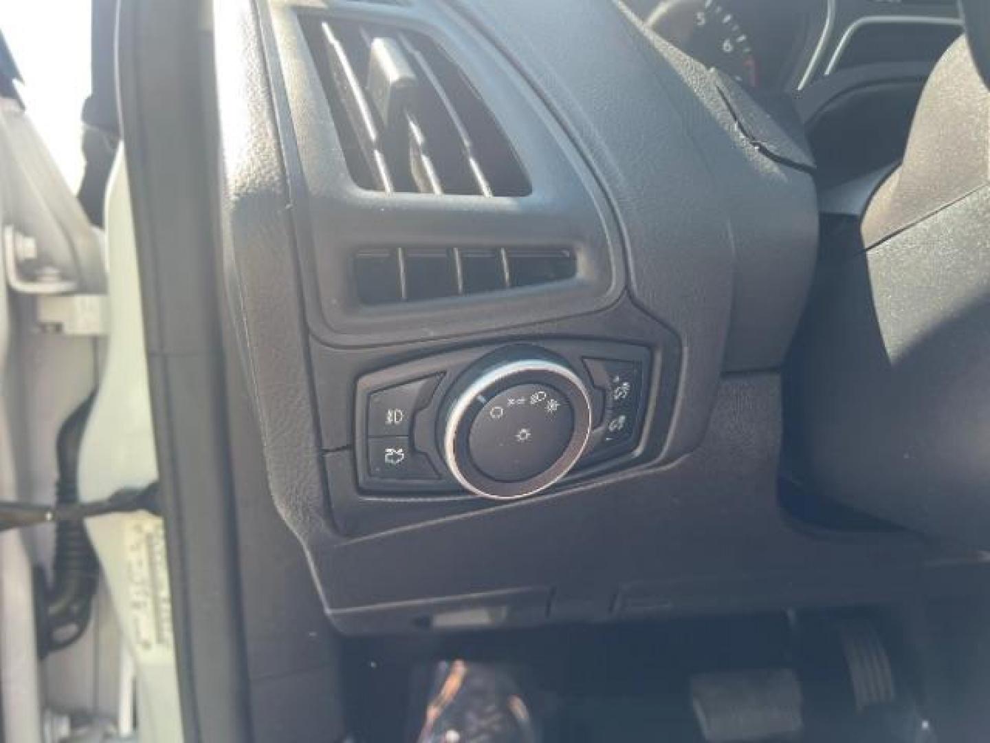 2016 Oxford White /Charcoal Black Ford Focus SE (1FADP3K29GL) with an 2L I-4 gasoline direct injection engine, Automatic transmission, located at 940 North Main Street, Cedar City, UT, 84720, (435) 628-0023, 37.692936, -113.061897 - Photo#15