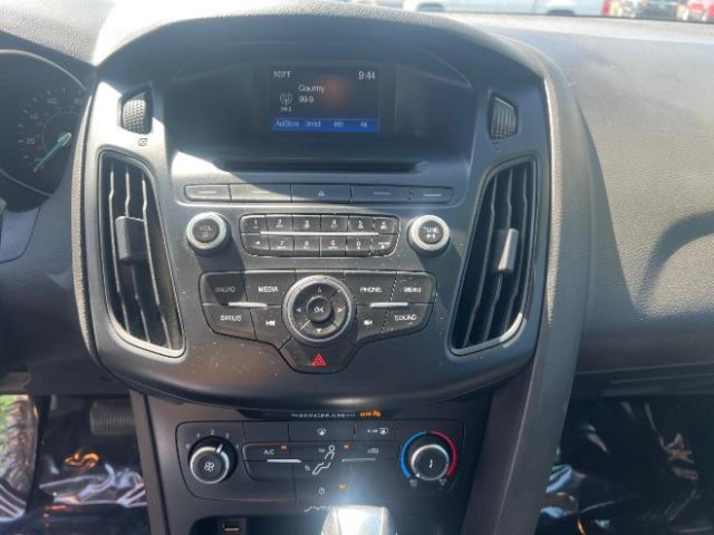 2016 Oxford White /Charcoal Black Ford Focus SE (1FADP3K29GL) with an 2L I-4 gasoline direct injection engine, Automatic transmission, located at 940 North Main Street, Cedar City, UT, 84720, (435) 628-0023, 37.692936, -113.061897 - Photo#18