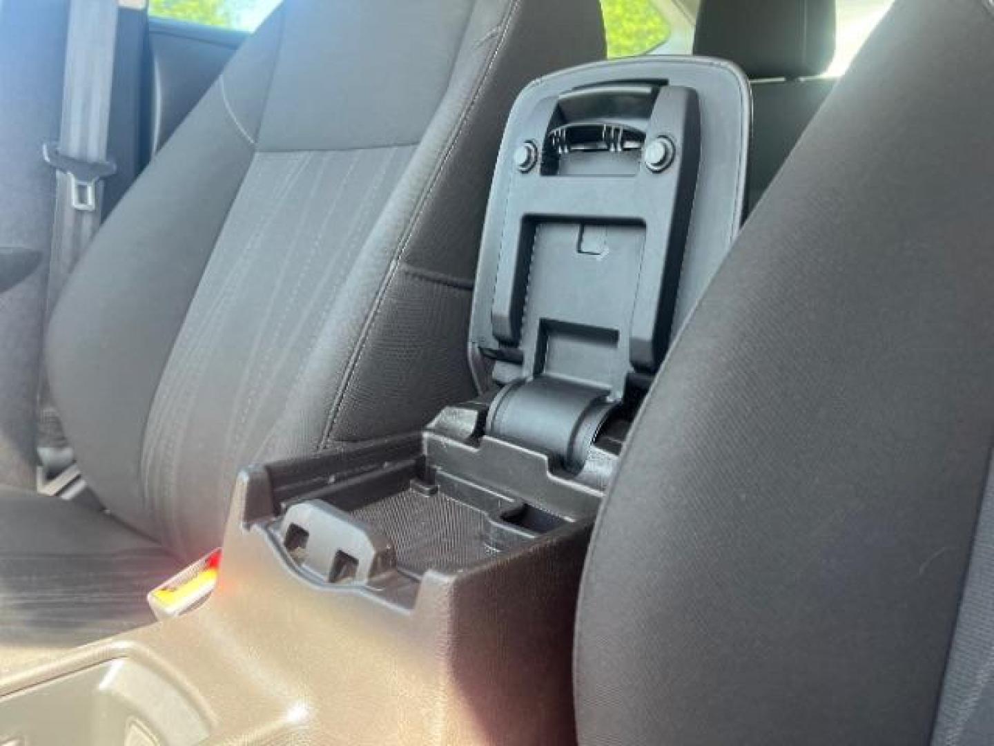 2016 Oxford White /Charcoal Black Ford Focus SE (1FADP3K29GL) with an 2L I-4 gasoline direct injection engine, Automatic transmission, located at 940 North Main Street, Cedar City, UT, 84720, (435) 628-0023, 37.692936, -113.061897 - Photo#20