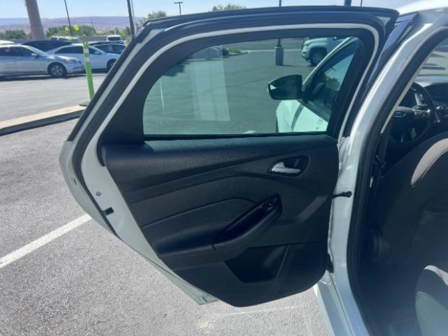 2016 Oxford White /Charcoal Black Ford Focus SE (1FADP3K29GL) with an 2L I-4 gasoline direct injection engine, Automatic transmission, located at 940 North Main Street, Cedar City, UT, 84720, (435) 628-0023, 37.692936, -113.061897 - Photo#21