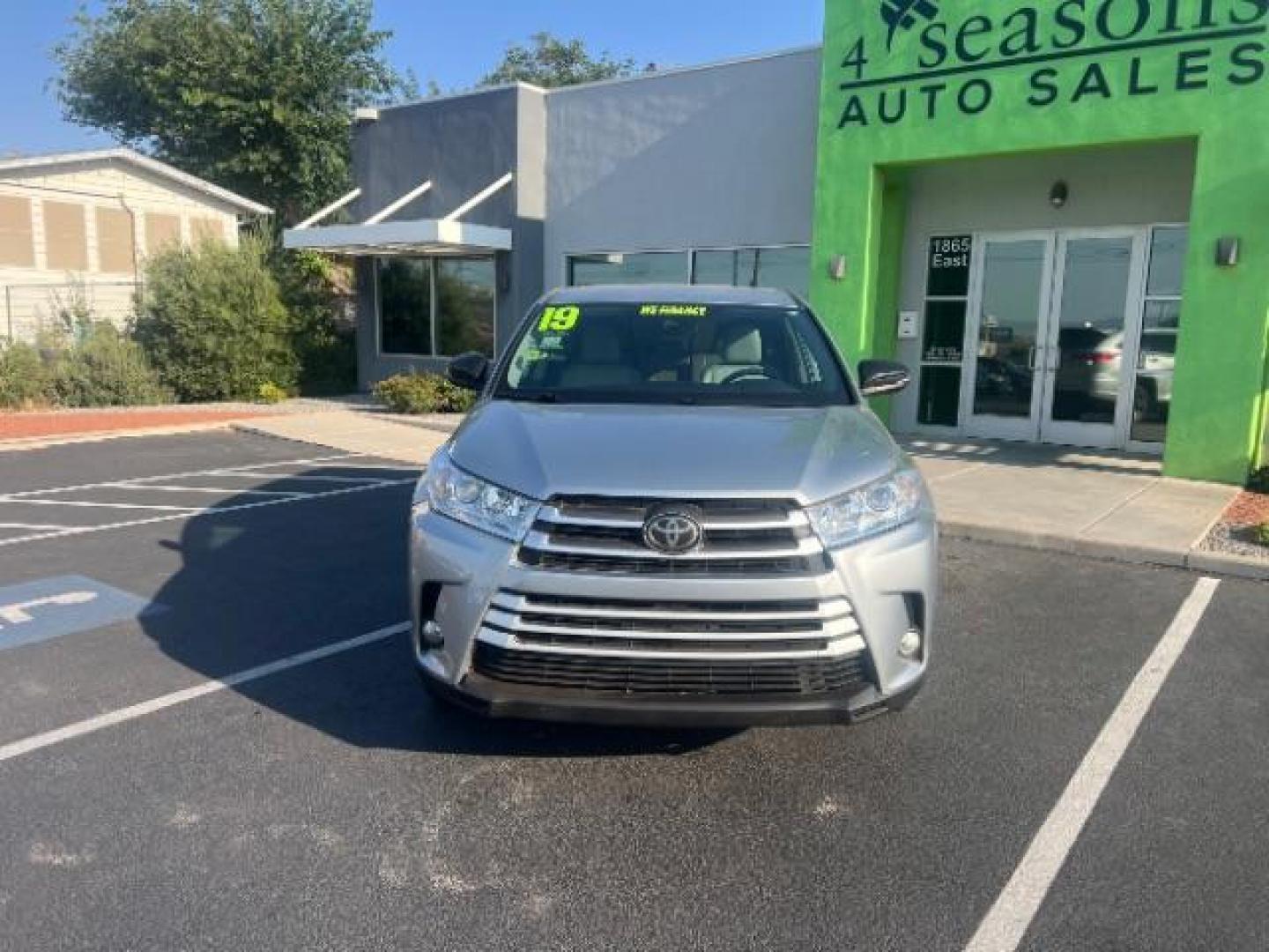 2019 Celestial Silver Metallic /Ash Toyota Highlander LE Plus (5TDBZRFH8KS) with an 3.5L V-6 port/direct injection engine, AUTOMATIC transmission, located at 1865 East Red Hills Pkwy, St. George, 84770, (435) 628-0023, 37.120850, -113.543640 - We specialize in helping ALL people get the best financing available. No matter your credit score, good, bad or none we can get you an amazing rate. Had a bankruptcy, divorce, or repossessions? We give you the green light to get your credit back on the road. Low down and affordable payments that fit - Photo#1