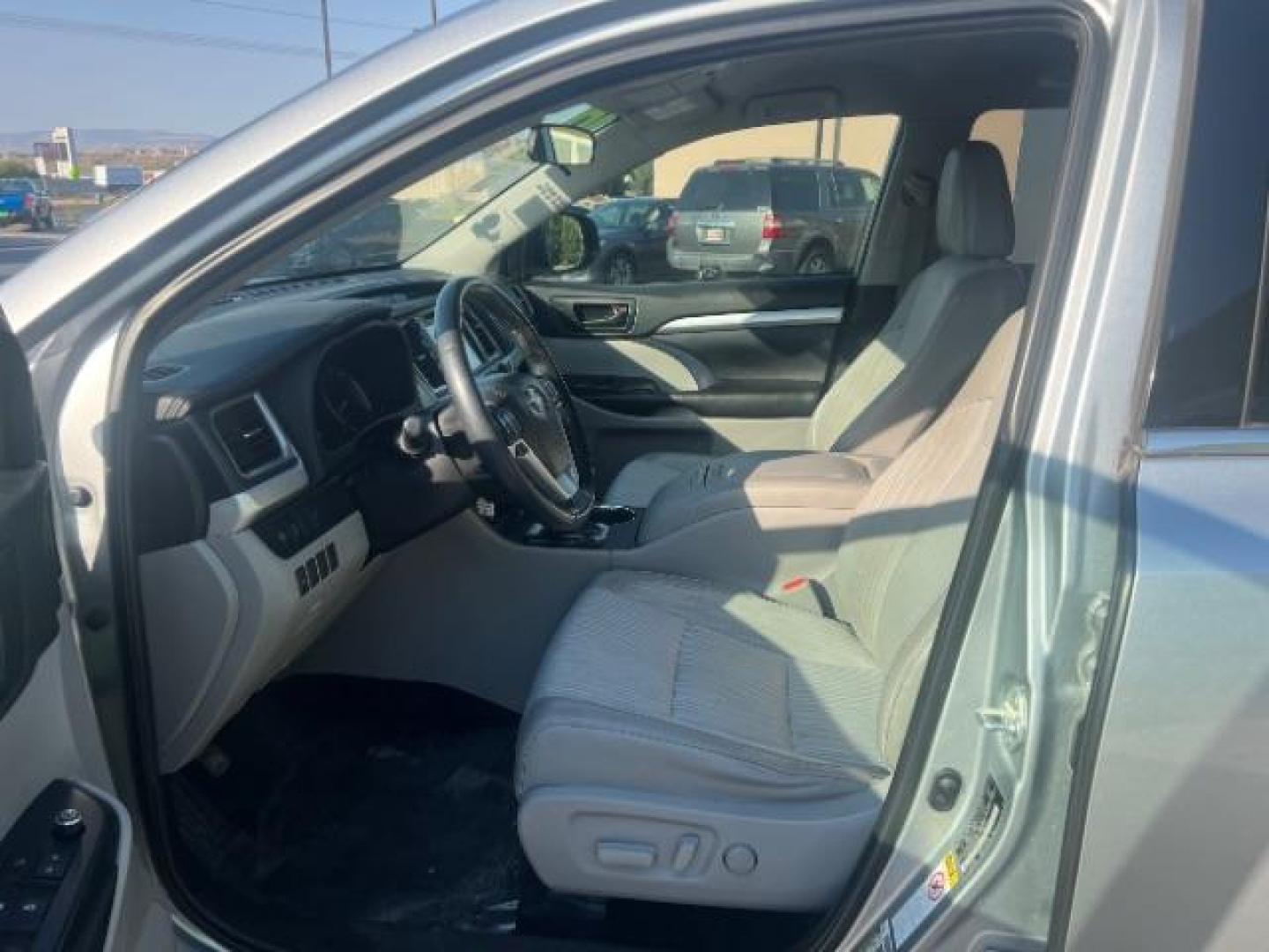 2019 Celestial Silver Metallic /Ash Toyota Highlander LE Plus (5TDBZRFH8KS) with an 3.5L V-6 port/direct injection engine, AUTOMATIC transmission, located at 1865 East Red Hills Pkwy, St. George, 84770, (435) 628-0023, 37.120850, -113.543640 - We specialize in helping ALL people get the best financing available. No matter your credit score, good, bad or none we can get you an amazing rate. Had a bankruptcy, divorce, or repossessions? We give you the green light to get your credit back on the road. Low down and affordable payments that fit - Photo#14