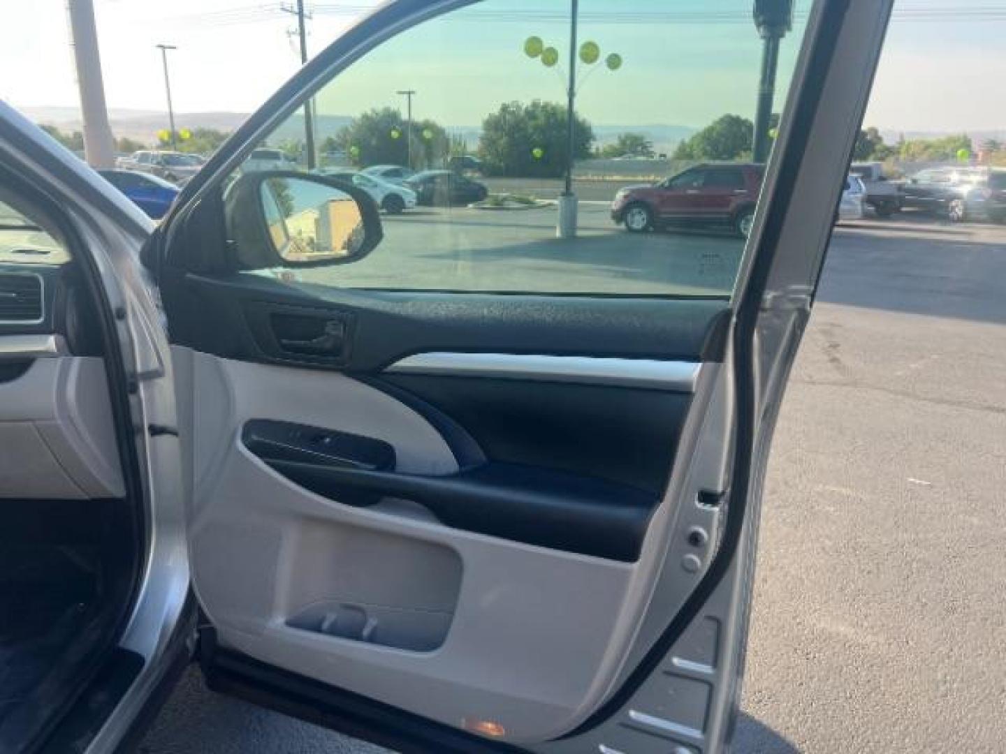 2019 Celestial Silver Metallic /Ash Toyota Highlander LE Plus (5TDBZRFH8KS) with an 3.5L V-6 port/direct injection engine, AUTOMATIC transmission, located at 1865 East Red Hills Pkwy, St. George, 84770, (435) 628-0023, 37.120850, -113.543640 - We specialize in helping ALL people get the best financing available. No matter your credit score, good, bad or none we can get you an amazing rate. Had a bankruptcy, divorce, or repossessions? We give you the green light to get your credit back on the road. Low down and affordable payments that fit - Photo#29