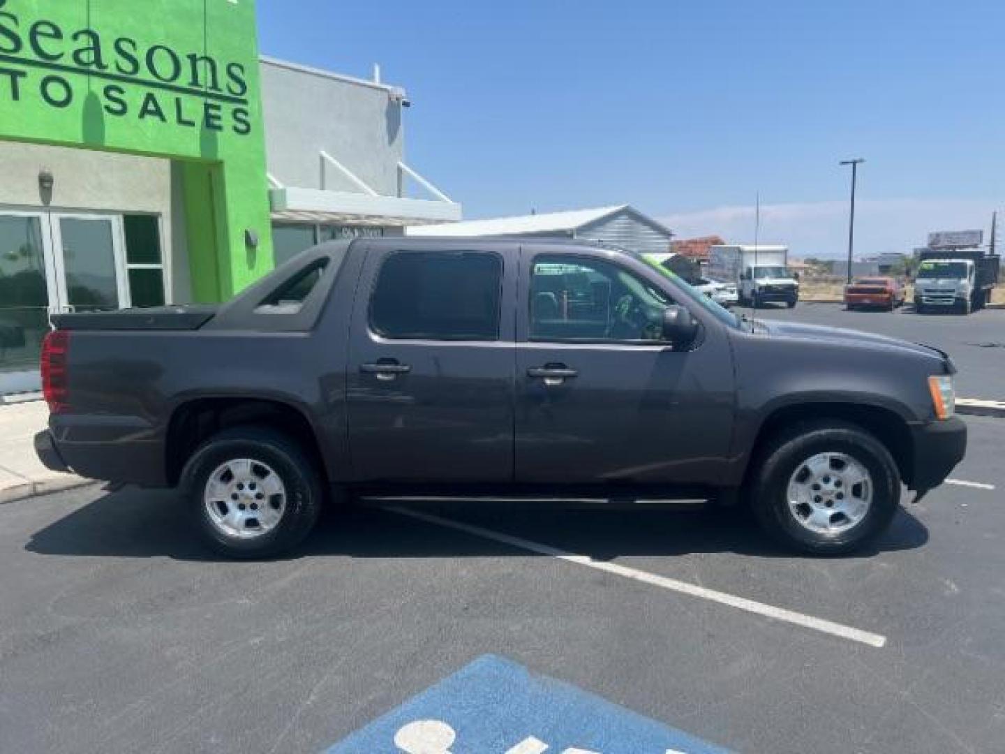 2010 Black Granite Metallic /Ebony Chevrolet Avalanche 1500 LT1 (3GNVKFE07AG) with an Vortec 5.3L V-8 variable valve control engine, Automatic transmission, located at 1865 East Red Hills Pkwy, St. George, 84770, (435) 628-0023, 37.120850, -113.543640 - Photo#7