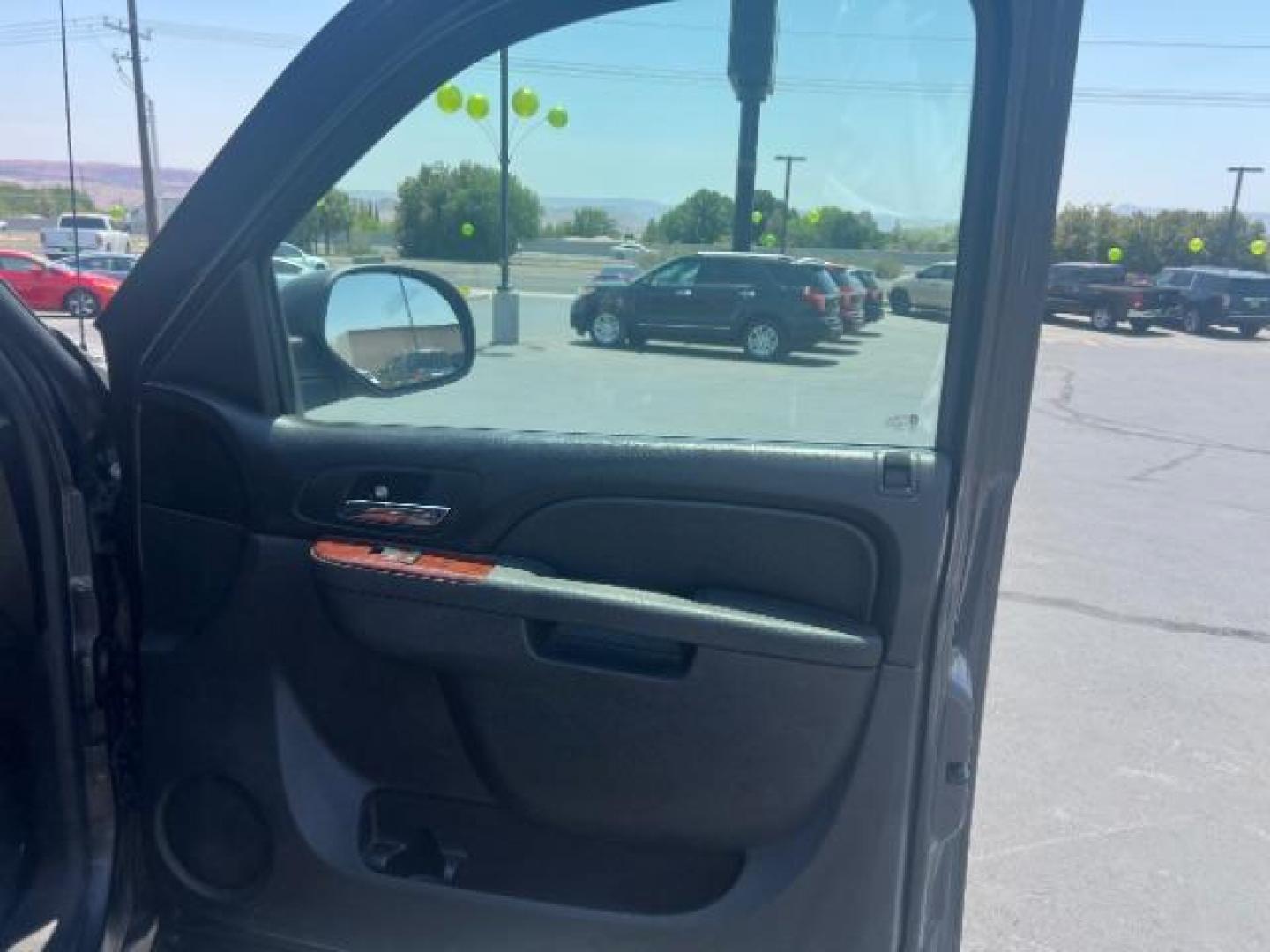 2010 Black Granite Metallic /Ebony Chevrolet Avalanche 1500 LT1 (3GNVKFE07AG) with an Vortec 5.3L V-8 variable valve control engine, Automatic transmission, located at 1865 East Red Hills Pkwy, St. George, 84770, (435) 628-0023, 37.120850, -113.543640 - Photo#28