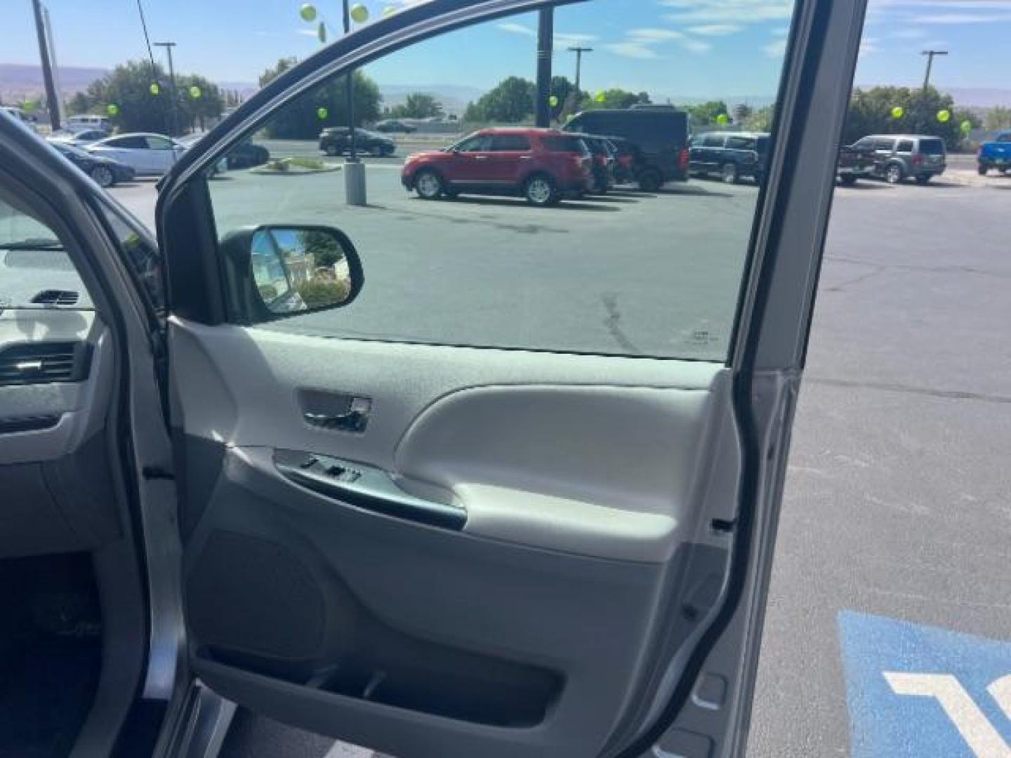 2014 Predawn Gray Mica /Dark Charcoal Toyota Sienna SE 8 Passenger (5TDXK3DCXES) with an 3.5L V-6 DOHC engine, Automatic transmission, located at 1865 East Red Hills Pkwy, St. George, 84770, (435) 628-0023, 37.120850, -113.543640 - Photo#28