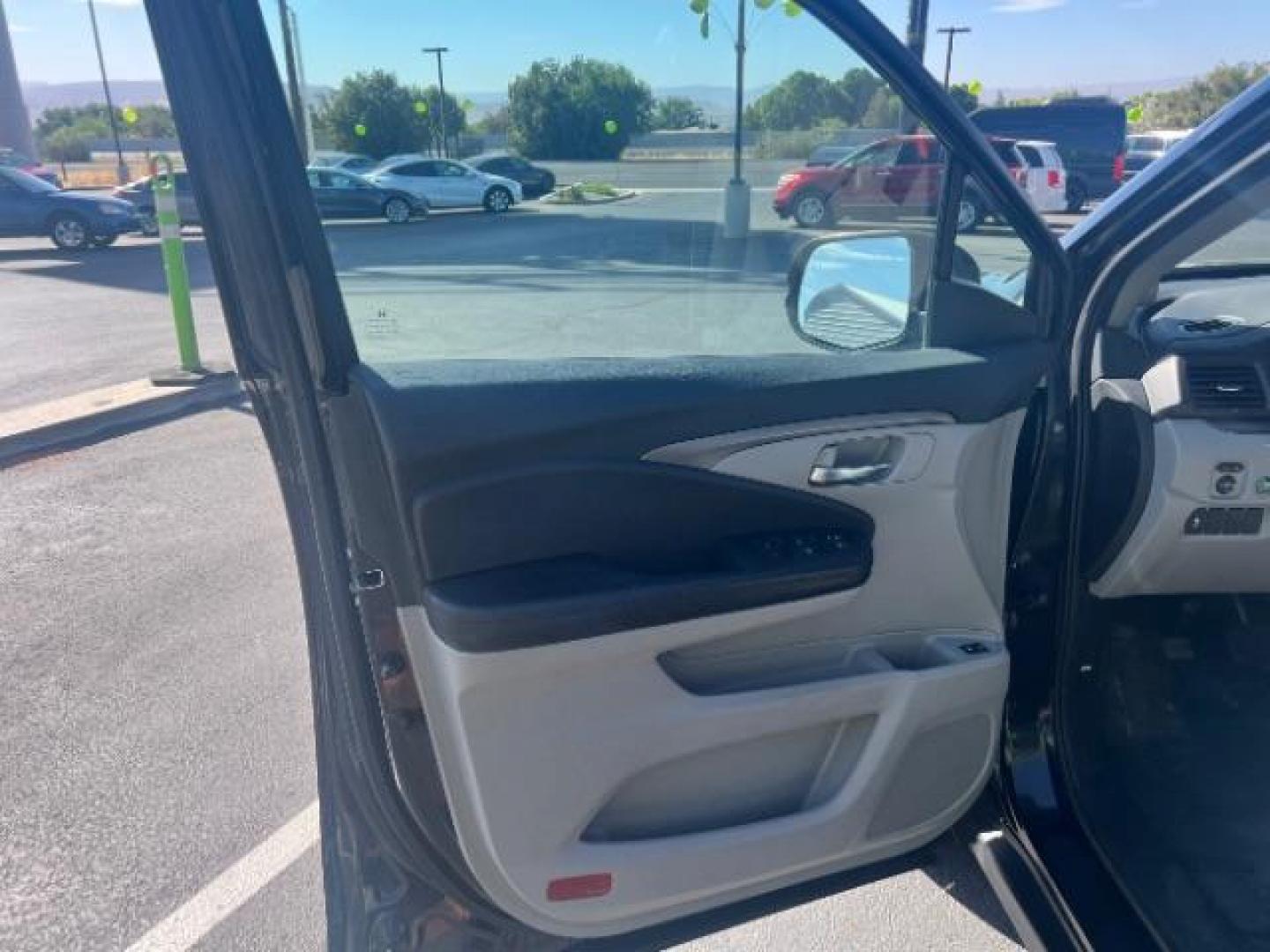 2016 Crystal Black Pearl /Gray Honda Pilot EX-L (5FNYF5H59GB) with an 3.5L V-6 gasoline direct injection engine, Automatic transmission, located at 1865 East Red Hills Pkwy, St. George, 84770, (435) 628-0023, 37.120850, -113.543640 - Photo#12