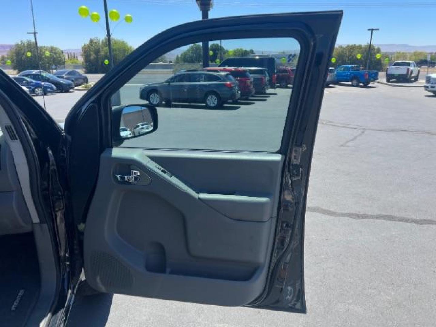 2015 Super Black /Steel Nissan Frontier SV (1N6AD0ER8FN) with an VQ 4L V-6 DOHC engine, Automatic transmission, located at 1865 East Red Hills Pkwy, St. George, 84770, (435) 628-0023, 37.120850, -113.543640 - Photo#27