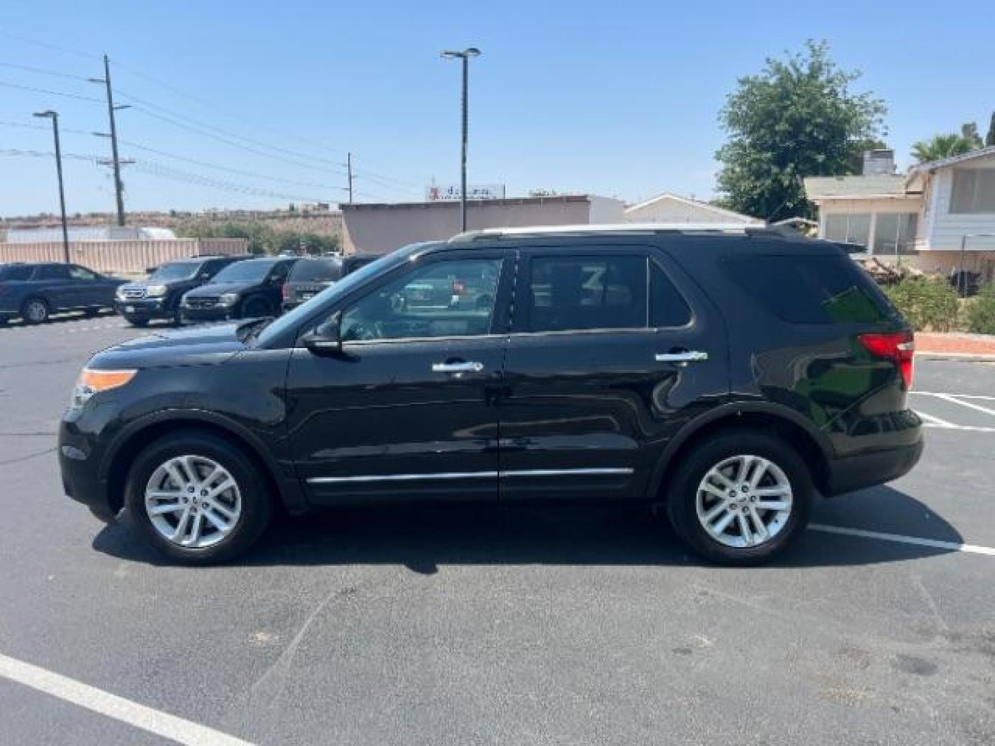 2015 Tuxedo Black Metallic /Charcoal Black Ford Explorer XLT (1FM5K8D87FG) with an 3.5L V-6 DOHC engine, Automatic transmission, located at 1865 East Red Hills Pkwy, St. George, 84770, (435) 628-0023, 37.120850, -113.543640 - Photo#3