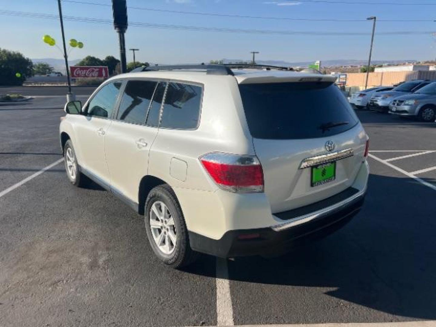 2012 Blizzard Pearl /Sand Beige Toyota Highlander Base V6 | SE V6 (5TDZK3EH3CS) with an 3.5L V-6 DOHC engine, Automatic transmission, located at 1865 East Red Hills Pkwy, St. George, 84770, (435) 628-0023, 37.120850, -113.543640 - We specialize in helping ALL people get the best financing available. No matter your credit score, good, bad or none we can get you an amazing rate. Had a bankruptcy, divorce, or repossessions? We give you the green light to get your credit back on the road. Low down and affordable payments that fit - Photo#4