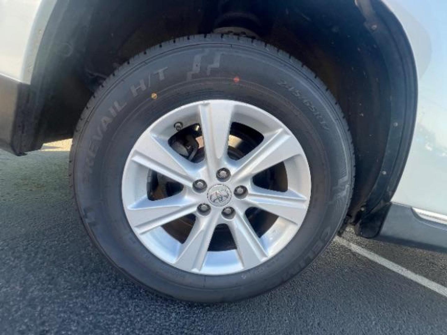 2012 Blizzard Pearl /Sand Beige Toyota Highlander Base V6 | SE V6 (5TDZK3EH3CS) with an 3.5L V-6 DOHC engine, Automatic transmission, located at 1865 East Red Hills Pkwy, St. George, 84770, (435) 628-0023, 37.120850, -113.543640 - We specialize in helping ALL people get the best financing available. No matter your credit score, good, bad or none we can get you an amazing rate. Had a bankruptcy, divorce, or repossessions? We give you the green light to get your credit back on the road. Low down and affordable payments that fit - Photo#11