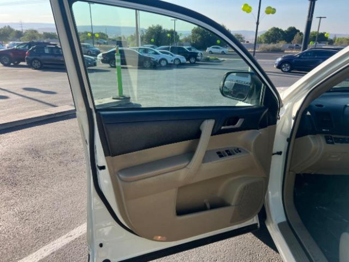 2012 Blizzard Pearl /Sand Beige Toyota Highlander Base V6 | SE V6 (5TDZK3EH3CS) with an 3.5L V-6 DOHC engine, Automatic transmission, located at 1865 East Red Hills Pkwy, St. George, 84770, (435) 628-0023, 37.120850, -113.543640 - We specialize in helping ALL people get the best financing available. No matter your credit score, good, bad or none we can get you an amazing rate. Had a bankruptcy, divorce, or repossessions? We give you the green light to get your credit back on the road. Low down and affordable payments that fit - Photo#12
