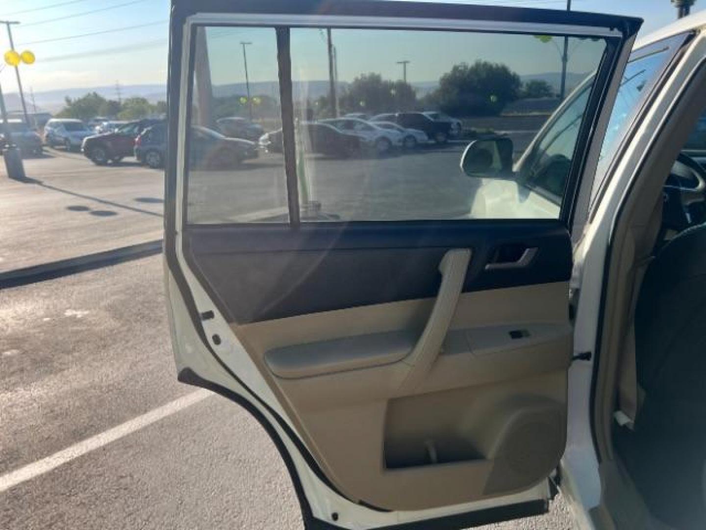 2012 Blizzard Pearl /Sand Beige Toyota Highlander Base V6 | SE V6 (5TDZK3EH3CS) with an 3.5L V-6 DOHC engine, Automatic transmission, located at 1865 East Red Hills Pkwy, St. George, 84770, (435) 628-0023, 37.120850, -113.543640 - We specialize in helping ALL people get the best financing available. No matter your credit score, good, bad or none we can get you an amazing rate. Had a bankruptcy, divorce, or repossessions? We give you the green light to get your credit back on the road. Low down and affordable payments that fit - Photo#21