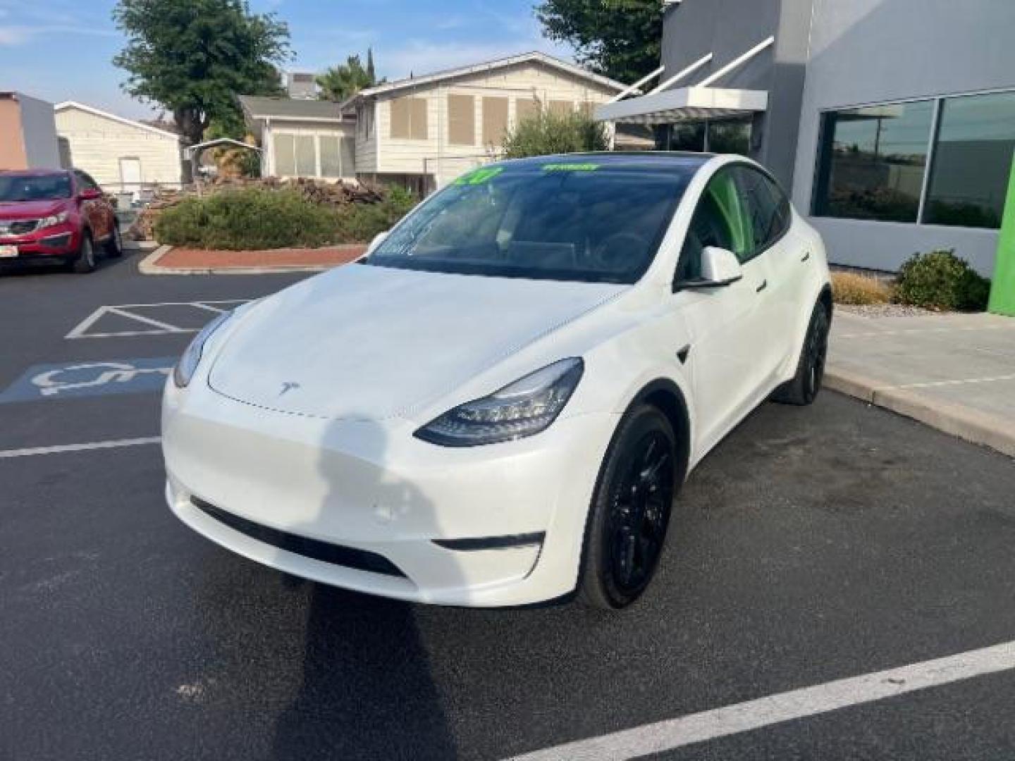 2020 Pearl White Multi-Coat /Black Tesla Model Y Long Range Dual Motor All-Wheel Drive (5YJYGDEE9LF) with an ELECTRIC engine, Continuously Variable Transmission transmission, located at 1865 East Red Hills Pkwy, St. George, 84770, (435) 628-0023, 37.120850, -113.543640 - ****Price includes $4k IRS EV REBATE**** We are approved to file the EV rebate directly with the IRS. We recived the funds in 7 days and take credit off the price of car. Check with IRS EV website to be sure you qualify. This program ends Sept 30th so ACT FAST! This Tesla is an AWD Long Range. Bat - Photo#4