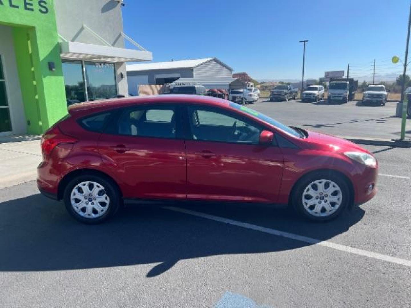 2012 Candy Red Metallic Tinted Clearcoat /Charcoal Black w/Warm Steel Surround Ford Focus SE (1FAHP3K27CL) with an 2L I-4 gasoline direct injection engine, Automatic transmission, located at 1865 East Red Hills Pkwy, St. George, 84770, (435) 628-0023, 37.120850, -113.543640 - We specialize in helping ALL people get the best financing available. No matter your credit score, good, bad or none we can get you an amazing rate. Had a bankruptcy, divorce, or repossessions? We give you the green light to get your credit back on the road. Low down and affordable payments that fit - Photo#7