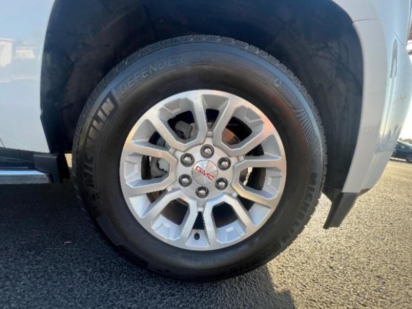 2019 Summit White /Jet Black GMC Yukon SLT (1GKS2BKCXKR) with an EcoTec3 5.3L V-8 gasoline direct injection engine, Automatic transmission, located at 1865 East Red Hills Pkwy, St. George, 84770, (435) 628-0023, 37.120850, -113.543640 - We specialize in helping ALL people get the best financing available. No matter your credit score, good, bad or none we can get you an amazing rate. Had a bankruptcy, divorce, or repossessions? We give you the green light to get your credit back on the road. Low down and affordable payments that fit - Photo#9