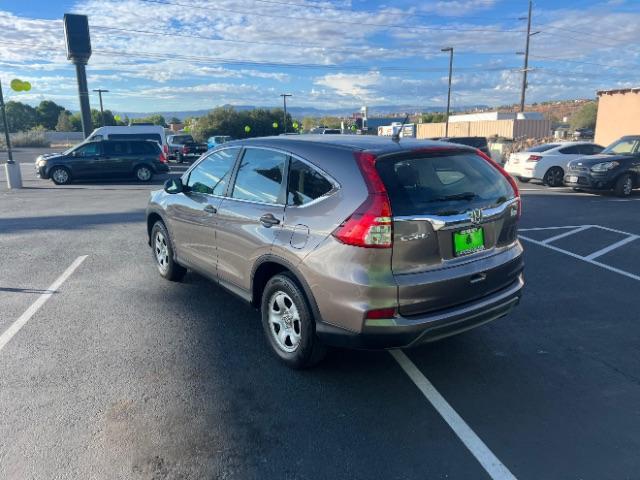 2015 Kona Coffee Metallic /Gray Honda CR-V LX (3CZRM3H38FG) with an 2.4L I-4 gasoline direct injection engine, Automatic transmission, located at 940 North Main Street, Cedar City, UT, 84720, (435) 628-0023, 37.692936, -113.061897 - We specialize in helping ALL people get the best financing available. No matter your credit score, good, bad or none we can get you an amazing rate. Had a bankruptcy, divorce, or repossessions? We give you the green light to get your credit back on the road. Low down and affordable payments that fit - Photo#4