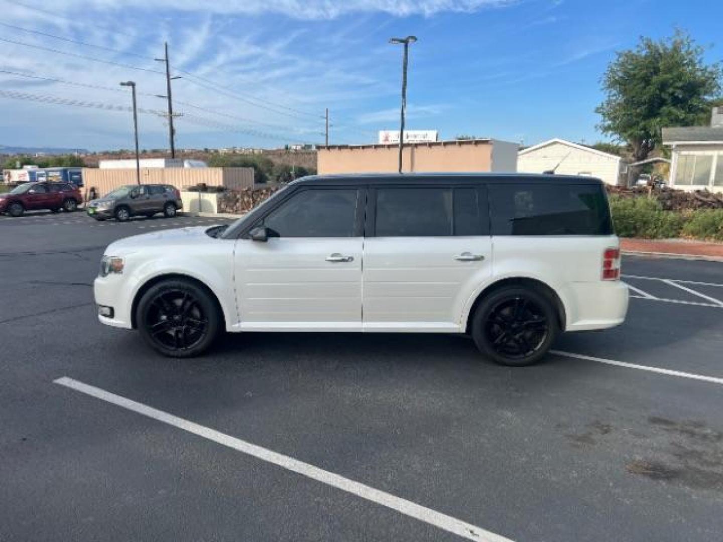 2015 Oxford White Two-tone Roof /Charcoal Black Ford Flex SEL (2FMGK5C84FB) with an 3.5L V-6 DOHC engine, Automatic transmission, located at 1865 East Red Hills Pkwy, St. George, 84770, (435) 628-0023, 37.120850, -113.543640 - We specialize in helping ALL people get the best financing available. No matter your credit score, good, bad or none we can get you an amazing rate. Had a bankruptcy, divorce, or repossessions? We give you the green light to get your credit back on the road. Low down and affordable payments that fit - Photo#3