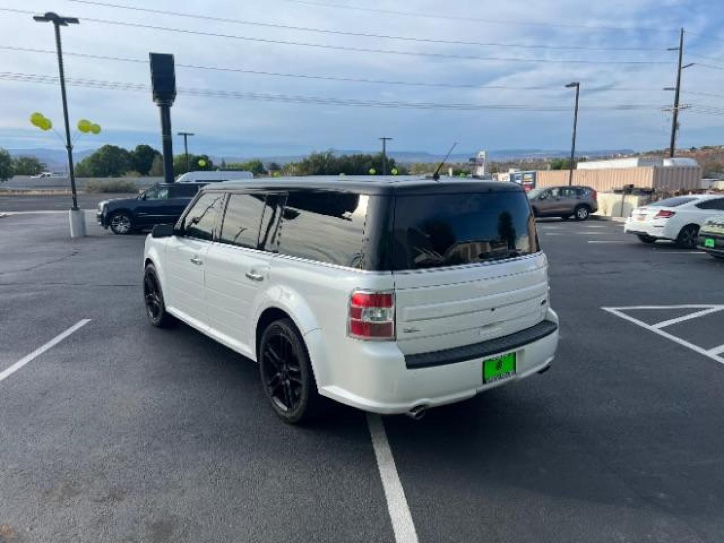 2015 Oxford White Two-tone Roof /Charcoal Black Ford Flex SEL (2FMGK5C84FB) with an 3.5L V-6 DOHC engine, Automatic transmission, located at 1865 East Red Hills Pkwy, St. George, 84770, (435) 628-0023, 37.120850, -113.543640 - We specialize in helping ALL people get the best financing available. No matter your credit score, good, bad or none we can get you an amazing rate. Had a bankruptcy, divorce, or repossessions? We give you the green light to get your credit back on the road. Low down and affordable payments that fit - Photo#4