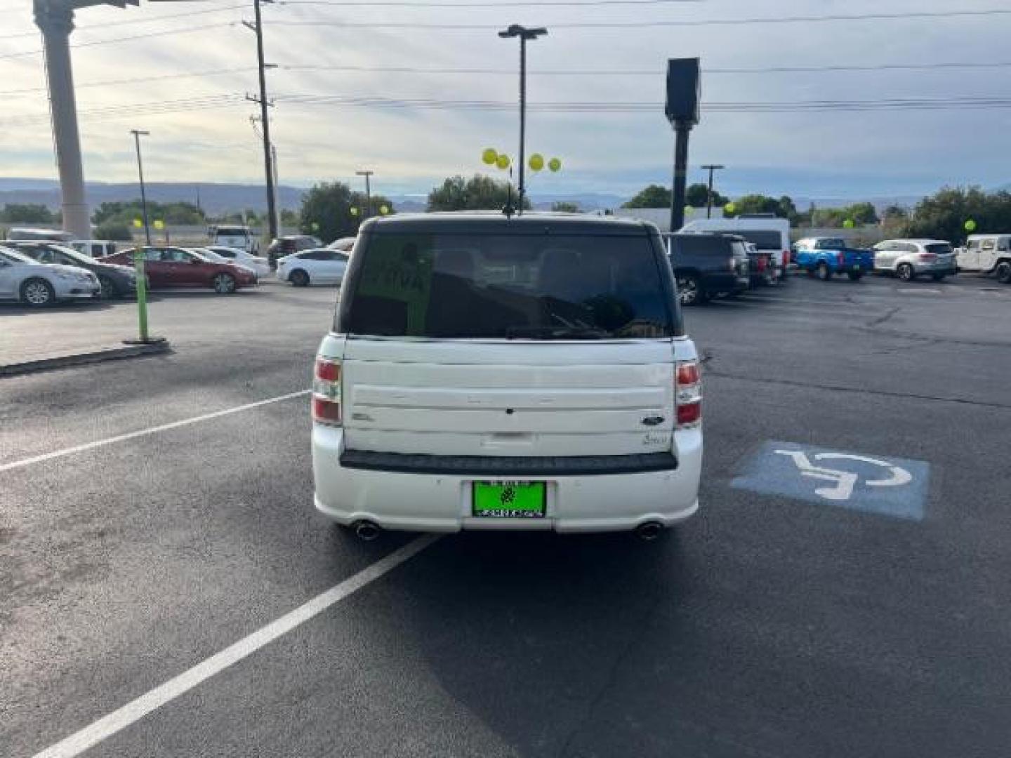 2015 Oxford White Two-tone Roof /Charcoal Black Ford Flex SEL (2FMGK5C84FB) with an 3.5L V-6 DOHC engine, Automatic transmission, located at 1865 East Red Hills Pkwy, St. George, 84770, (435) 628-0023, 37.120850, -113.543640 - We specialize in helping ALL people get the best financing available. No matter your credit score, good, bad or none we can get you an amazing rate. Had a bankruptcy, divorce, or repossessions? We give you the green light to get your credit back on the road. Low down and affordable payments that fit - Photo#5