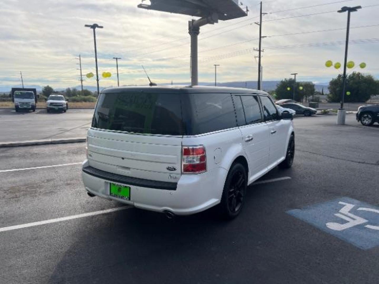 2015 Oxford White Two-tone Roof /Charcoal Black Ford Flex SEL (2FMGK5C84FB) with an 3.5L V-6 DOHC engine, Automatic transmission, located at 1865 East Red Hills Pkwy, St. George, 84770, (435) 628-0023, 37.120850, -113.543640 - We specialize in helping ALL people get the best financing available. No matter your credit score, good, bad or none we can get you an amazing rate. Had a bankruptcy, divorce, or repossessions? We give you the green light to get your credit back on the road. Low down and affordable payments that fit - Photo#6