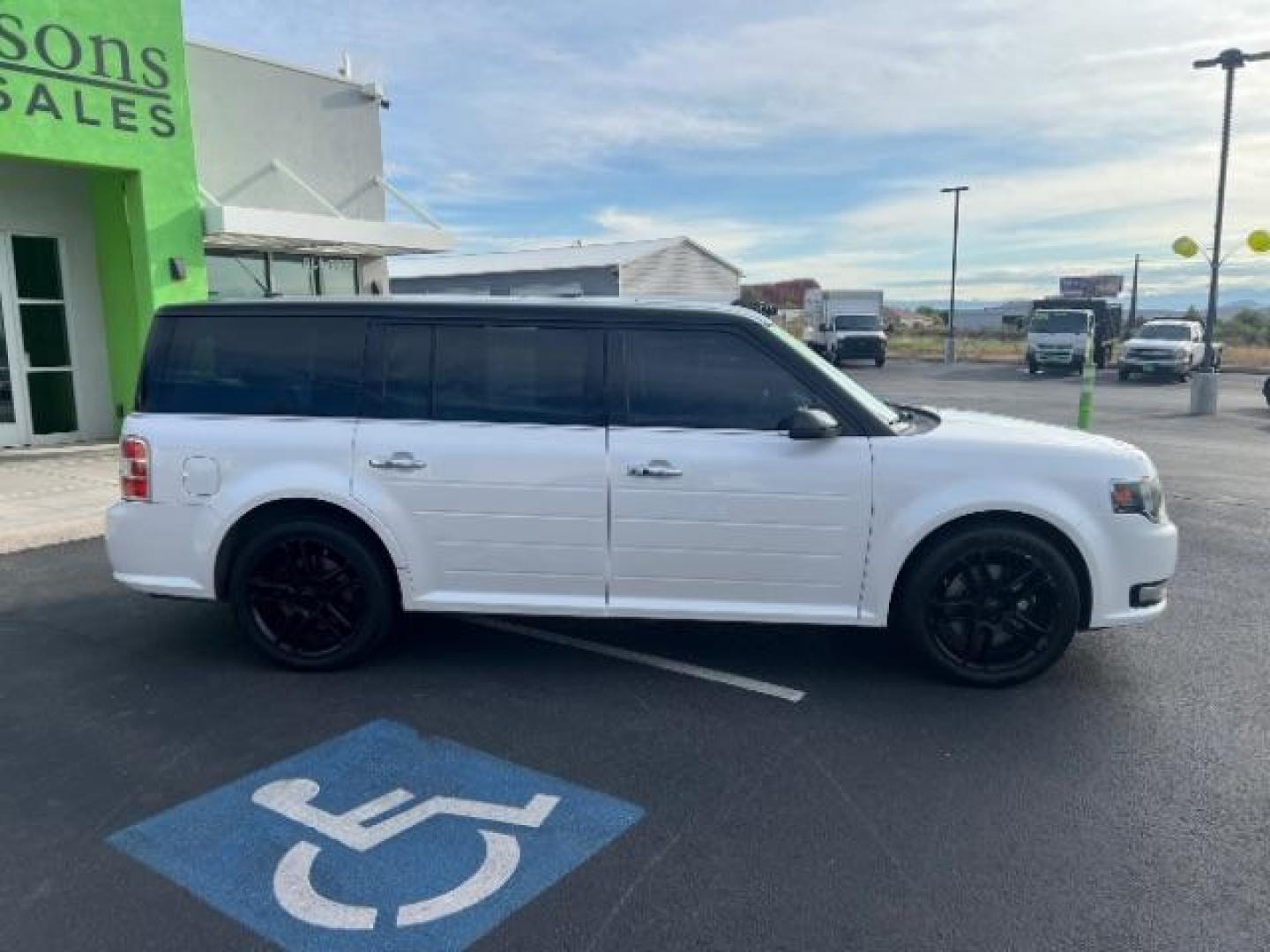 2015 Oxford White Two-tone Roof /Charcoal Black Ford Flex SEL (2FMGK5C84FB) with an 3.5L V-6 DOHC engine, Automatic transmission, located at 1865 East Red Hills Pkwy, St. George, 84770, (435) 628-0023, 37.120850, -113.543640 - We specialize in helping ALL people get the best financing available. No matter your credit score, good, bad or none we can get you an amazing rate. Had a bankruptcy, divorce, or repossessions? We give you the green light to get your credit back on the road. Low down and affordable payments that fit - Photo#7