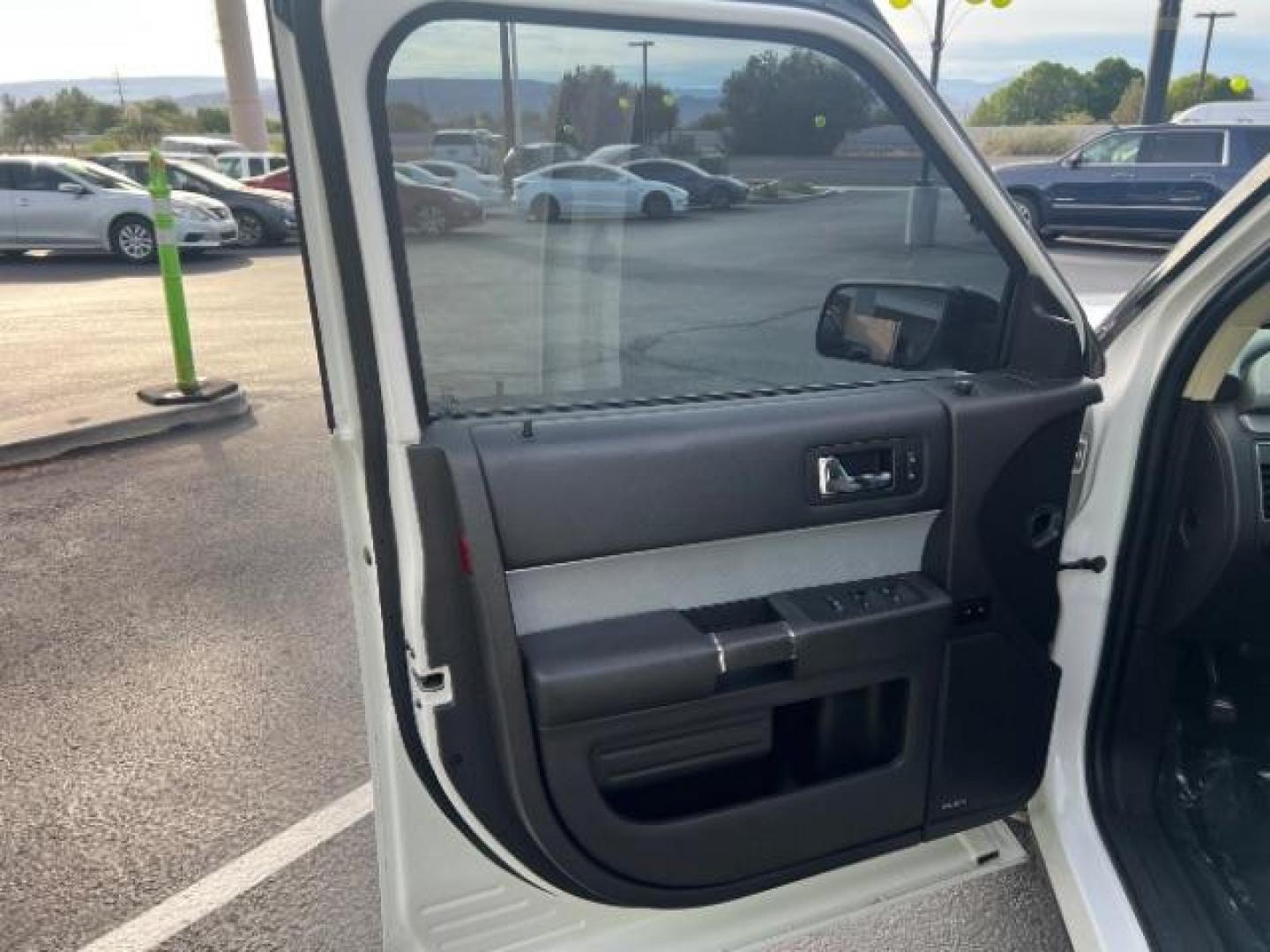 2015 Oxford White Two-tone Roof /Charcoal Black Ford Flex SEL (2FMGK5C84FB) with an 3.5L V-6 DOHC engine, Automatic transmission, located at 1865 East Red Hills Pkwy, St. George, 84770, (435) 628-0023, 37.120850, -113.543640 - We specialize in helping ALL people get the best financing available. No matter your credit score, good, bad or none we can get you an amazing rate. Had a bankruptcy, divorce, or repossessions? We give you the green light to get your credit back on the road. Low down and affordable payments that fit - Photo#12