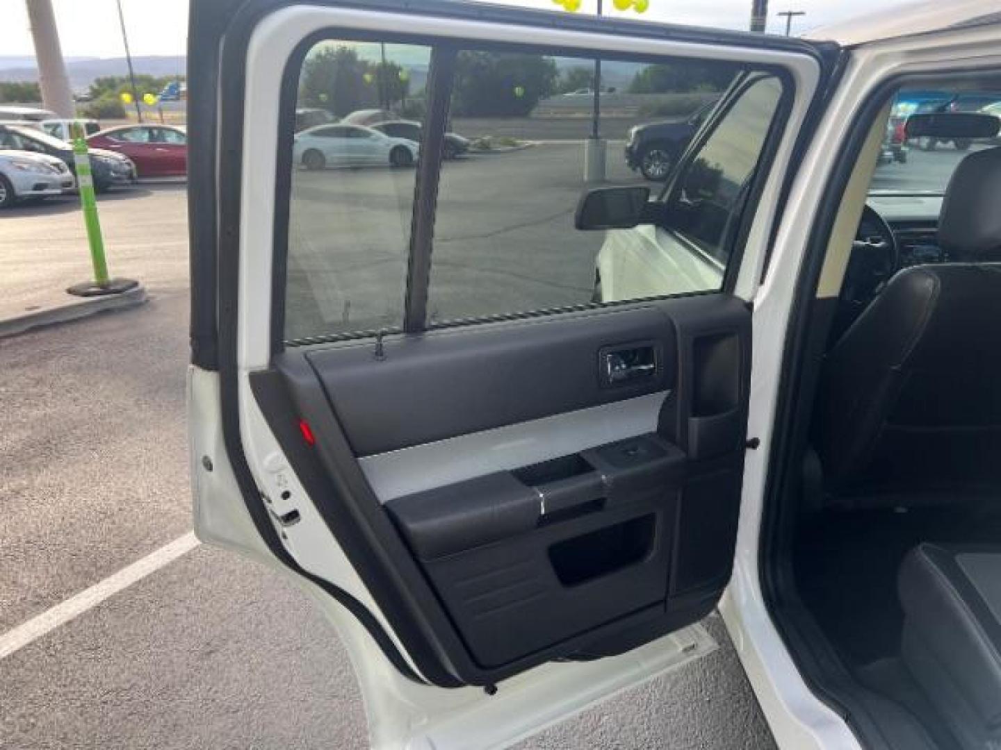 2015 Oxford White Two-tone Roof /Charcoal Black Ford Flex SEL (2FMGK5C84FB) with an 3.5L V-6 DOHC engine, Automatic transmission, located at 1865 East Red Hills Pkwy, St. George, 84770, (435) 628-0023, 37.120850, -113.543640 - We specialize in helping ALL people get the best financing available. No matter your credit score, good, bad or none we can get you an amazing rate. Had a bankruptcy, divorce, or repossessions? We give you the green light to get your credit back on the road. Low down and affordable payments that fit - Photo#20