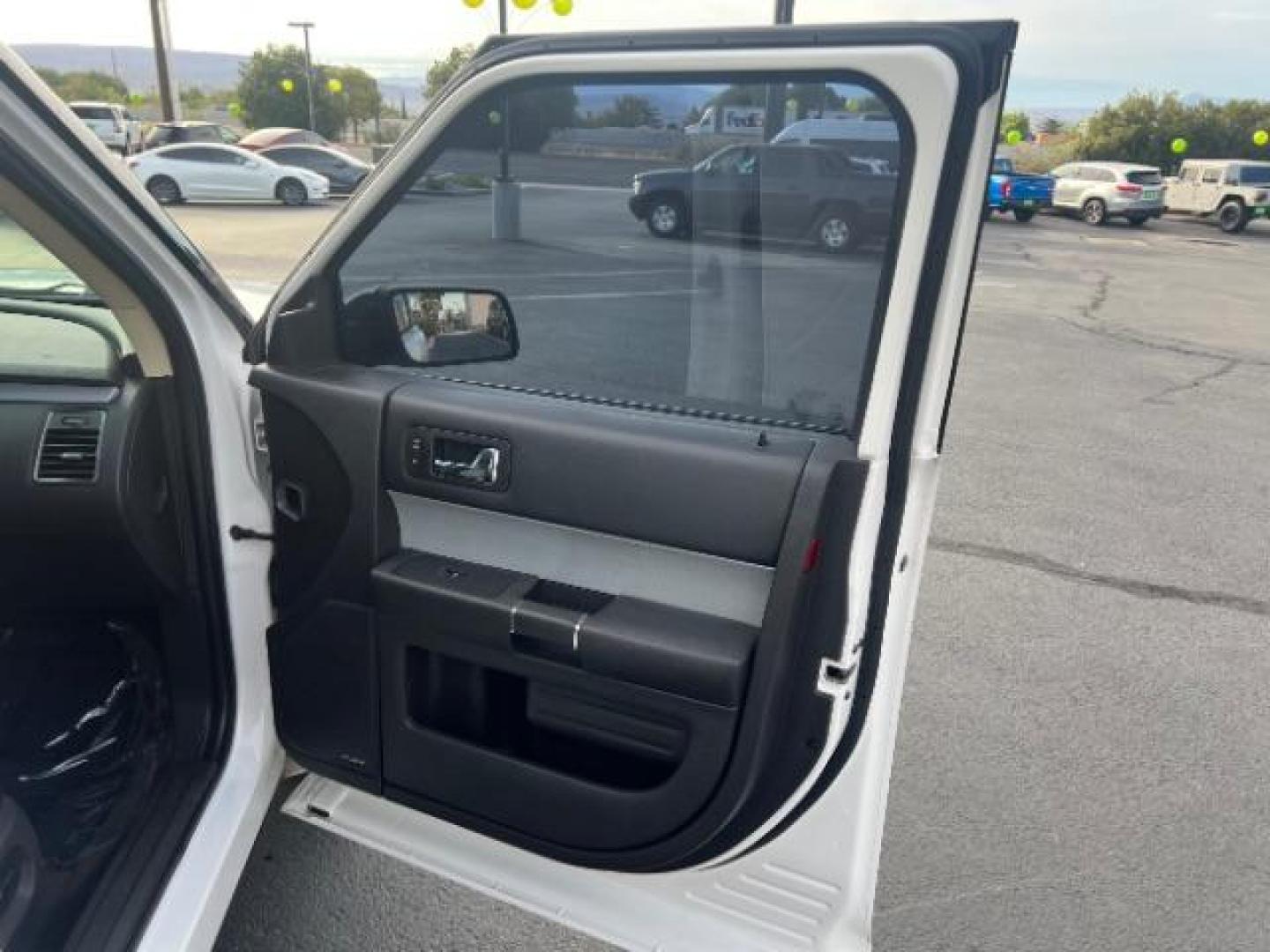2015 Oxford White Two-tone Roof /Charcoal Black Ford Flex SEL (2FMGK5C84FB) with an 3.5L V-6 DOHC engine, Automatic transmission, located at 1865 East Red Hills Pkwy, St. George, 84770, (435) 628-0023, 37.120850, -113.543640 - We specialize in helping ALL people get the best financing available. No matter your credit score, good, bad or none we can get you an amazing rate. Had a bankruptcy, divorce, or repossessions? We give you the green light to get your credit back on the road. Low down and affordable payments that fit - Photo#31