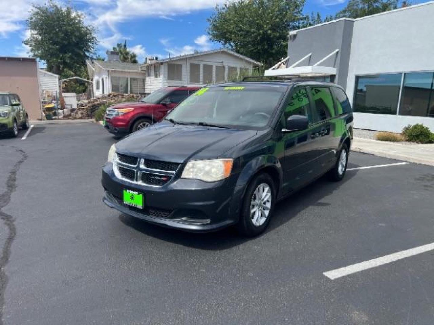 2014 Maximum Steel Metallic Clearcoat /Black Dodge Grand Caravan SXT (2C4RDGCG0ER) with an 3.6L V-6 DOHC engine, Automatic transmission, located at 940 North Main Street, Cedar City, UT, 84720, (435) 628-0023, 37.692936, -113.061897 - Photo#2