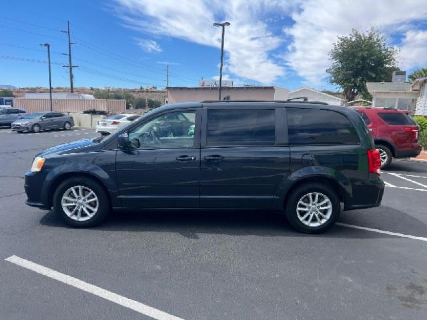 2014 Maximum Steel Metallic Clearcoat /Black Dodge Grand Caravan SXT (2C4RDGCG0ER) with an 3.6L V-6 DOHC engine, Automatic transmission, located at 940 North Main Street, Cedar City, UT, 84720, (435) 628-0023, 37.692936, -113.061897 - Photo#3