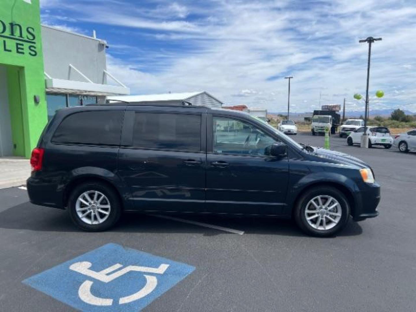2014 Maximum Steel Metallic Clearcoat /Black Dodge Grand Caravan SXT (2C4RDGCG0ER) with an 3.6L V-6 DOHC engine, Automatic transmission, located at 940 North Main Street, Cedar City, UT, 84720, (435) 628-0023, 37.692936, -113.061897 - Photo#7