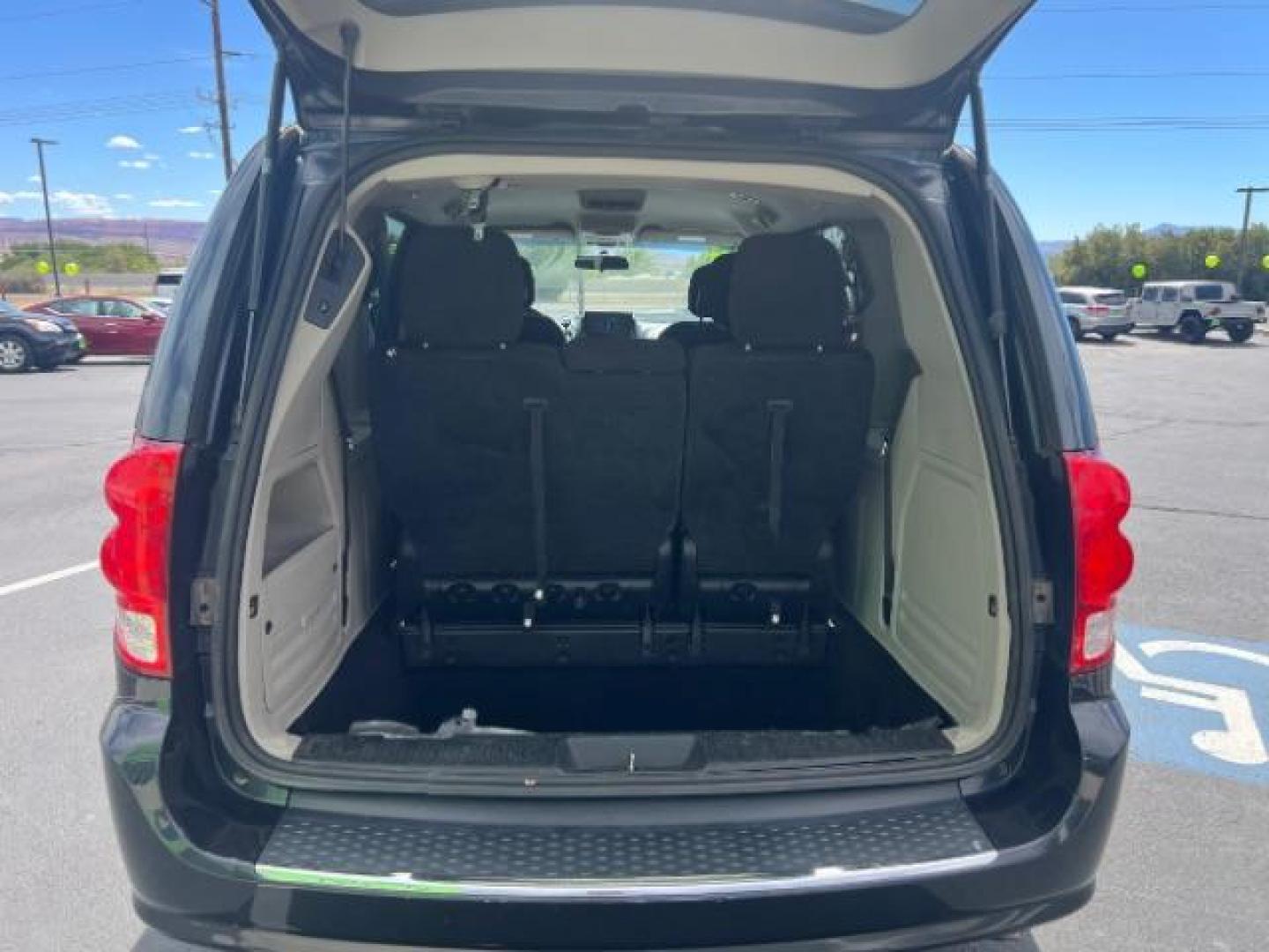 2014 Maximum Steel Metallic Clearcoat /Black Dodge Grand Caravan SXT (2C4RDGCG0ER) with an 3.6L V-6 DOHC engine, Automatic transmission, located at 940 North Main Street, Cedar City, UT, 84720, (435) 628-0023, 37.692936, -113.061897 - Photo#25