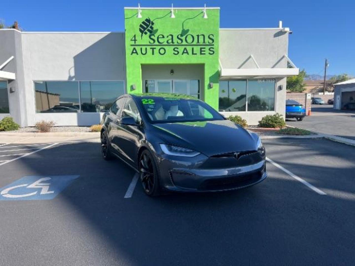 2022 Midnight Silver Metallic /White/Black Tesla Model X Plaid Tri Motor All-Wheel Drive (7SAXCBE65NF) with an ELECTRIC engine, Continuously Variable Transmission transmission, located at 1865 East Red Hills Pkwy, St. George, 84770, (435) 628-0023, 37.120850, -113.543640 - Beautiful Tesla Model X PLAID with 6 seat white interior. Brand new tires, 22' Turbine wheels, Auto pilot, Yoke steering wheel, Tow Package, Hepa air filter Full self driving with $99 month subscription, Super clean! Gets 280 on a full charge (90%) battery health. Has full battery and motor warr - Photo#0