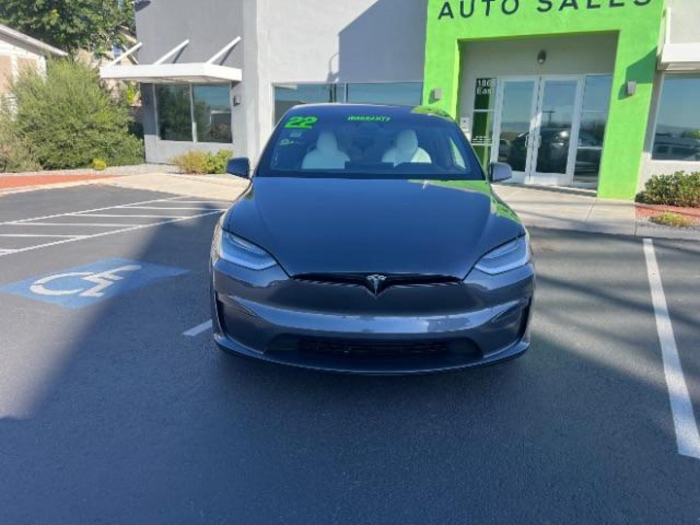 2022 Midnight Silver Metallic /White/Black Tesla Model X Plaid Tri Motor All-Wheel Drive (7SAXCBE65NF) with an ELECTRIC engine, Continuously Variable Transmission transmission, located at 1865 East Red Hills Pkwy, St. George, 84770, (435) 628-0023, 37.120850, -113.543640 - Beautiful Tesla Model X PLAID with 6 seat white interior. Brand new tires, 22' Turbine wheels, Auto pilot, Yoke steering wheel, Tow Package, Hepa air filter Full self driving with $99 month subscription, Super clean! Gets 280 on a full charge (90%) battery health. Has full battery and motor warr - Photo#3