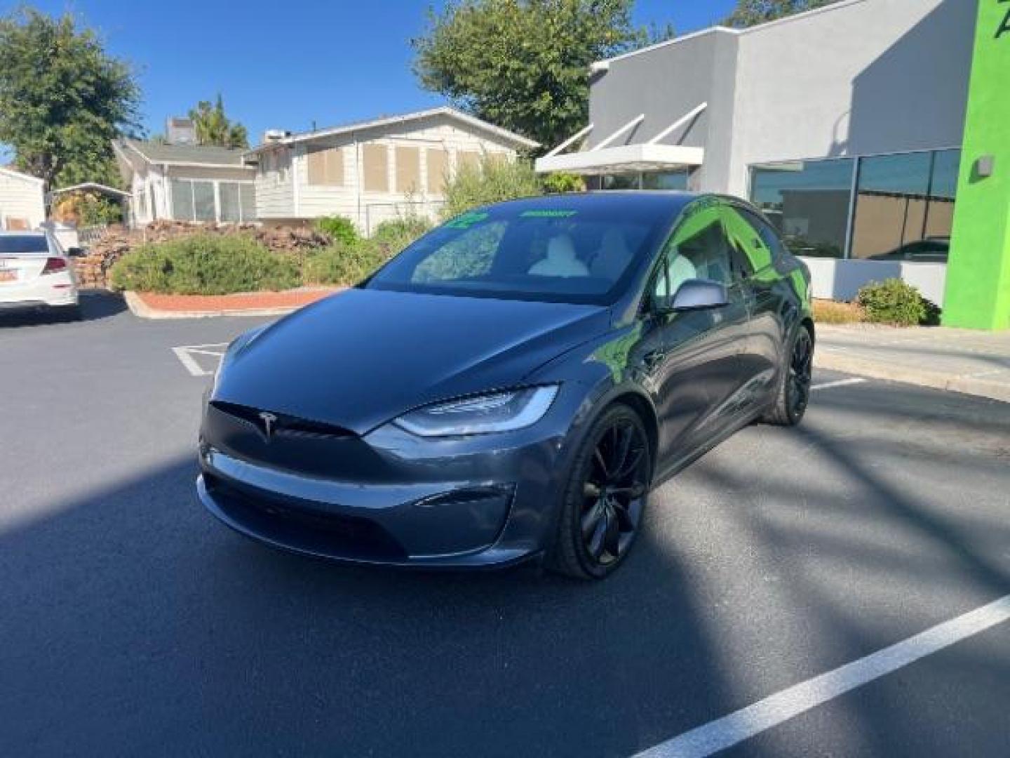 2022 Midnight Silver Metallic /White/Black Tesla Model X Plaid Tri Motor All-Wheel Drive (7SAXCBE65NF) with an ELECTRIC engine, Continuously Variable Transmission transmission, located at 1865 East Red Hills Pkwy, St. George, 84770, (435) 628-0023, 37.120850, -113.543640 - Beautiful Tesla Model X PLAID with 6 seat white interior. Brand new tires, 22' Turbine wheels, Auto pilot, Yoke steering wheel, Tow Package, Hepa air filter Full self driving with $99 month subscription, Super clean! Gets 280 on a full charge (90%) battery health. Has full battery and motor warr - Photo#4