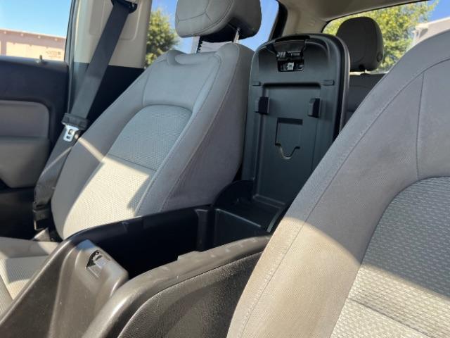 2018 Silver Ice Metallic /Jet Black/Dark Ash Chevrolet Colorado LT (1GCGTCEN8J1) with an 3.6L V-6 gasoline direct injection engine, Automatic transmission, located at 1865 East Red Hills Pkwy, St. George, 84770, (435) 628-0023, 37.120850, -113.543640 - Photo#19