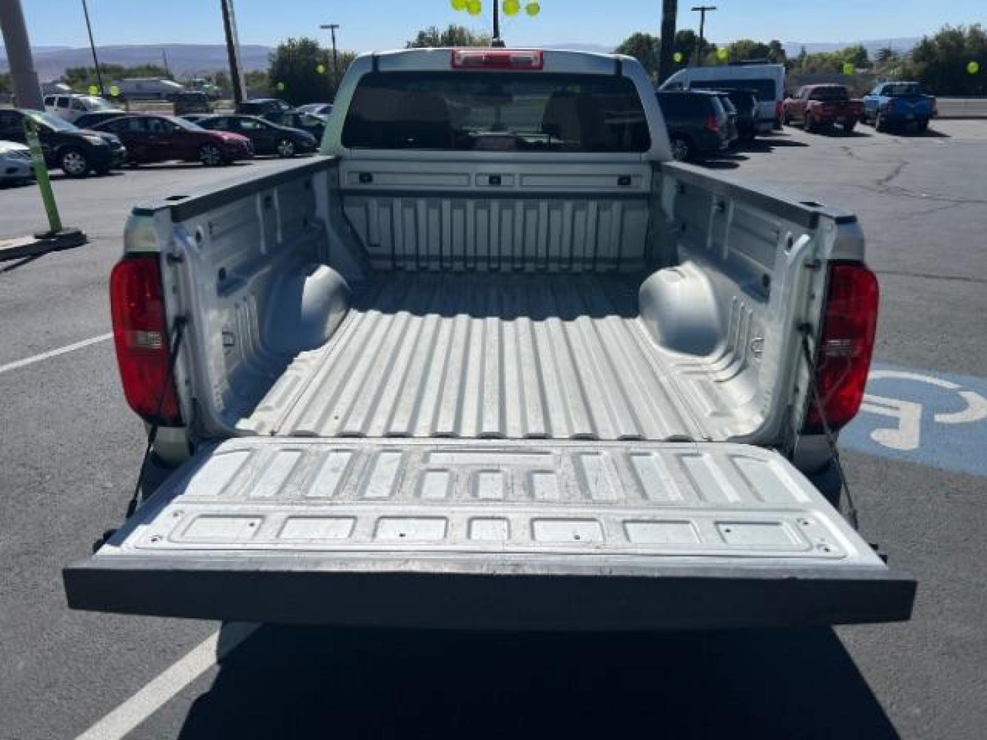 2018 Silver Ice Metallic /Jet Black/Dark Ash Chevrolet Colorado LT (1GCGTCEN8J1) with an 3.6L V-6 gasoline direct injection engine, Automatic transmission, located at 1865 East Red Hills Pkwy, St. George, 84770, (435) 628-0023, 37.120850, -113.543640 - We specialize in helping ALL people get the best financing available. No matter your credit score, good, bad or none we can get you an amazing rate. Had a bankruptcy, divorce, or repossessions? We give you the green light to get your credit back on the road. Low down and affordable payments that fit - Photo#24
