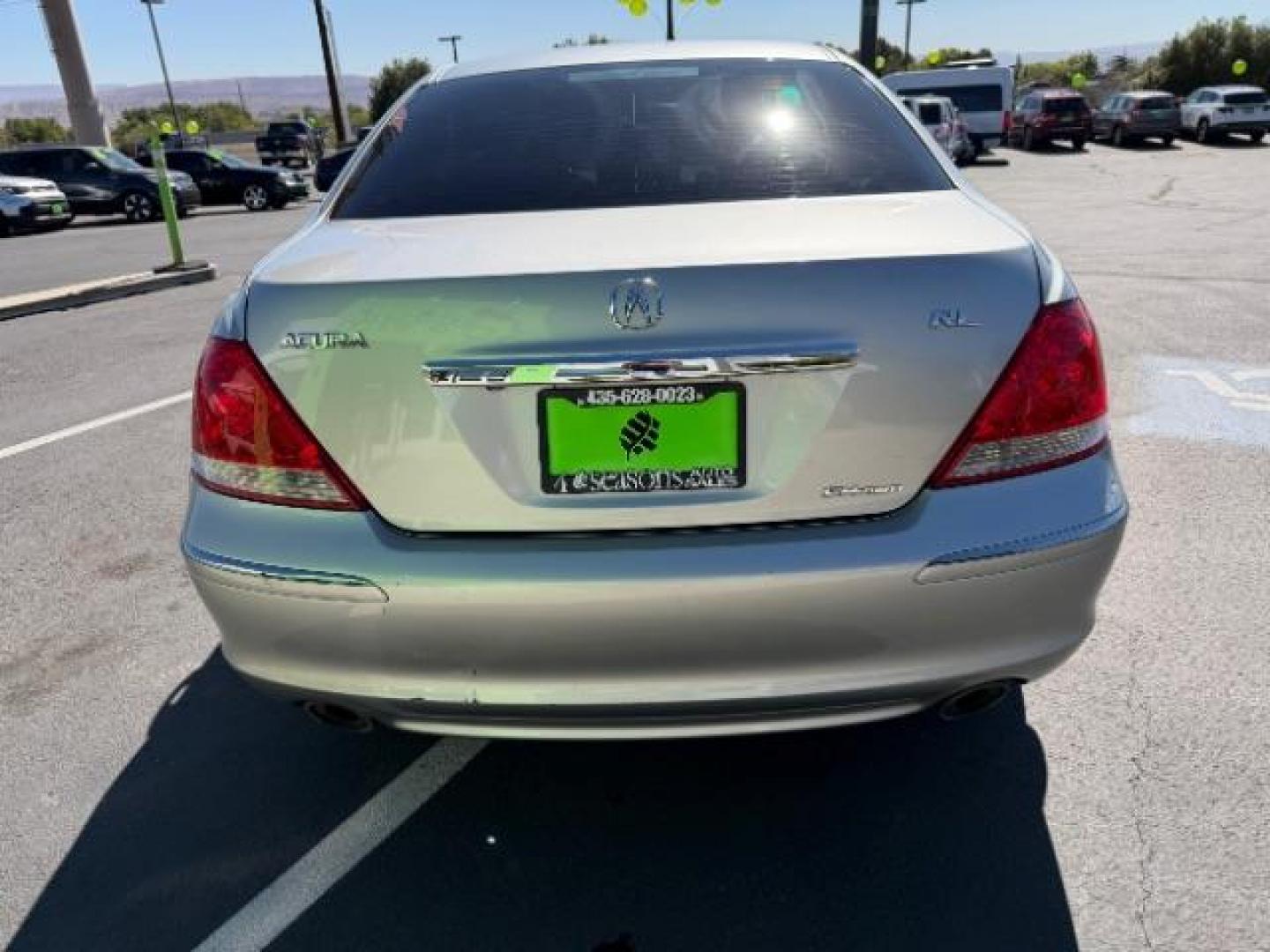 2007 Lakeshore Silver Metallic /Parchment Acura RL 3.5 (JH4KB16647C) with an 3.5L V-6 VTEC variable valve control engine, Automatic transmission, located at 940 North Main Street, Cedar City, UT, 84720, (435) 628-0023, 37.692936, -113.061897 - We specialize in helping ALL people get the best financing available. No matter your credit score, good, bad or none we can get you an amazing rate. Had a bankruptcy, divorce, or repossessions? We give you the green light to get your credit back on the road. Low down and affordable payments that fit - Photo#5