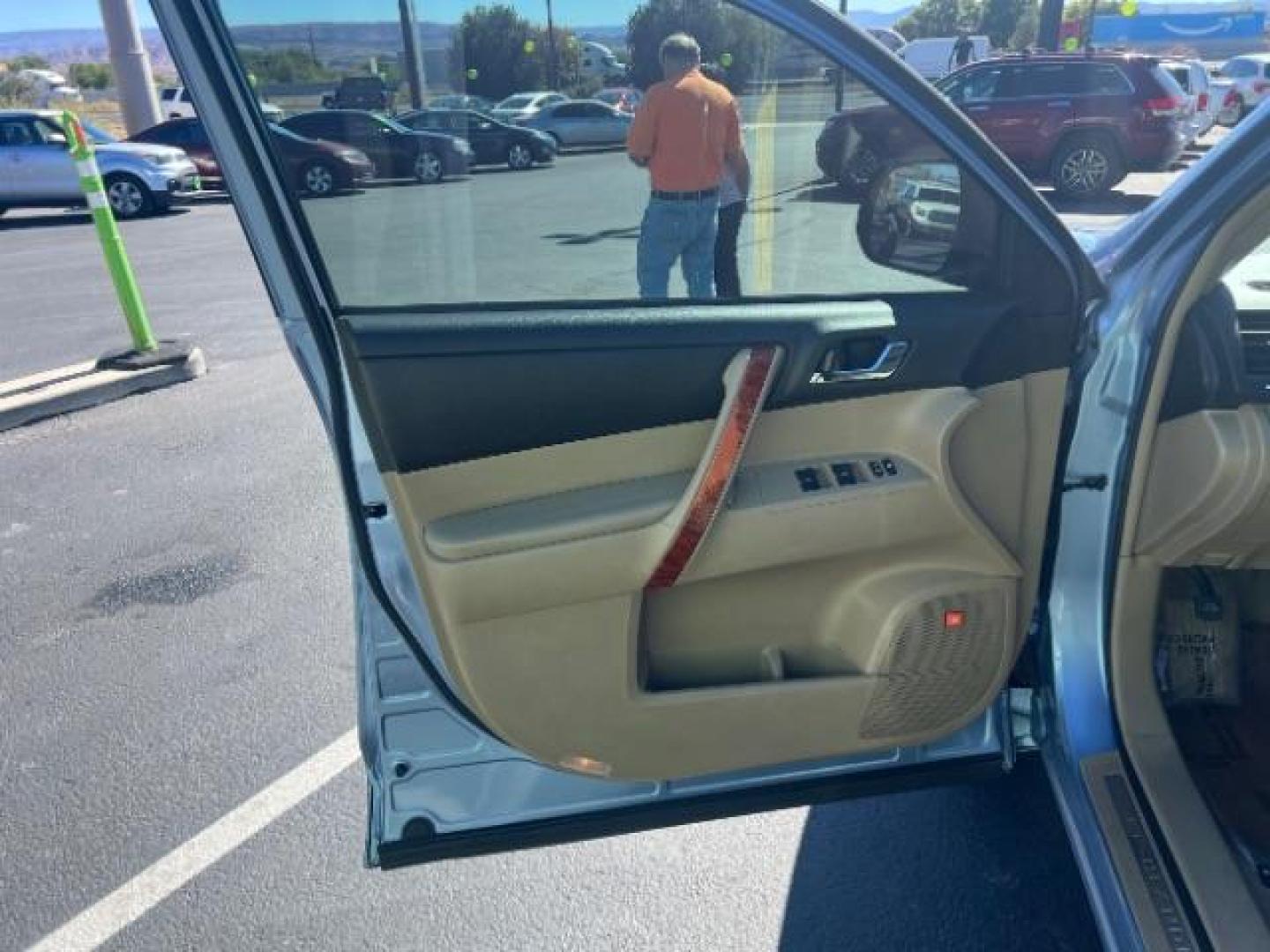 2008 Wave Line Pearl /Sand Beige Toyota Highlander Limited (JTEES42A582) with an 3.5L V-6 DOHC engine, Automatic transmission, located at 1865 East Red Hills Pkwy, St. George, 84770, (435) 628-0023, 37.120850, -113.543640 - We specialize in helping ALL people get the best financing available. No matter your credit score, good, bad or none we can get you an amazing rate. Had a bankruptcy, divorce, or repossessions? We give you the green light to get your credit back on the road. Low down and affordable payments that fit - Photo#12