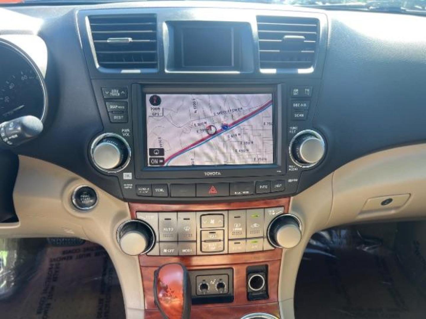 2008 Wave Line Pearl /Sand Beige Toyota Highlander Limited (JTEES42A582) with an 3.5L V-6 DOHC engine, Automatic transmission, located at 1865 East Red Hills Pkwy, St. George, 84770, (435) 628-0023, 37.120850, -113.543640 - We specialize in helping ALL people get the best financing available. No matter your credit score, good, bad or none we can get you an amazing rate. Had a bankruptcy, divorce, or repossessions? We give you the green light to get your credit back on the road. Low down and affordable payments that fit - Photo#18