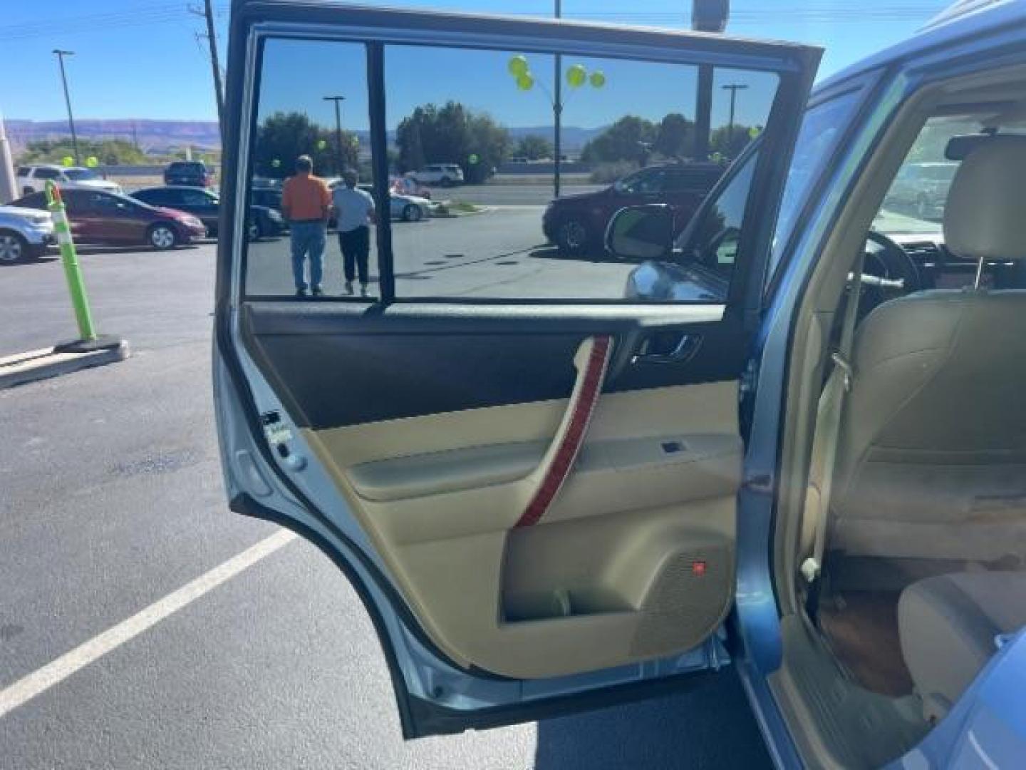 2008 Wave Line Pearl /Sand Beige Toyota Highlander Limited (JTEES42A582) with an 3.5L V-6 DOHC engine, Automatic transmission, located at 1865 East Red Hills Pkwy, St. George, 84770, (435) 628-0023, 37.120850, -113.543640 - We specialize in helping ALL people get the best financing available. No matter your credit score, good, bad or none we can get you an amazing rate. Had a bankruptcy, divorce, or repossessions? We give you the green light to get your credit back on the road. Low down and affordable payments that fit - Photo#21