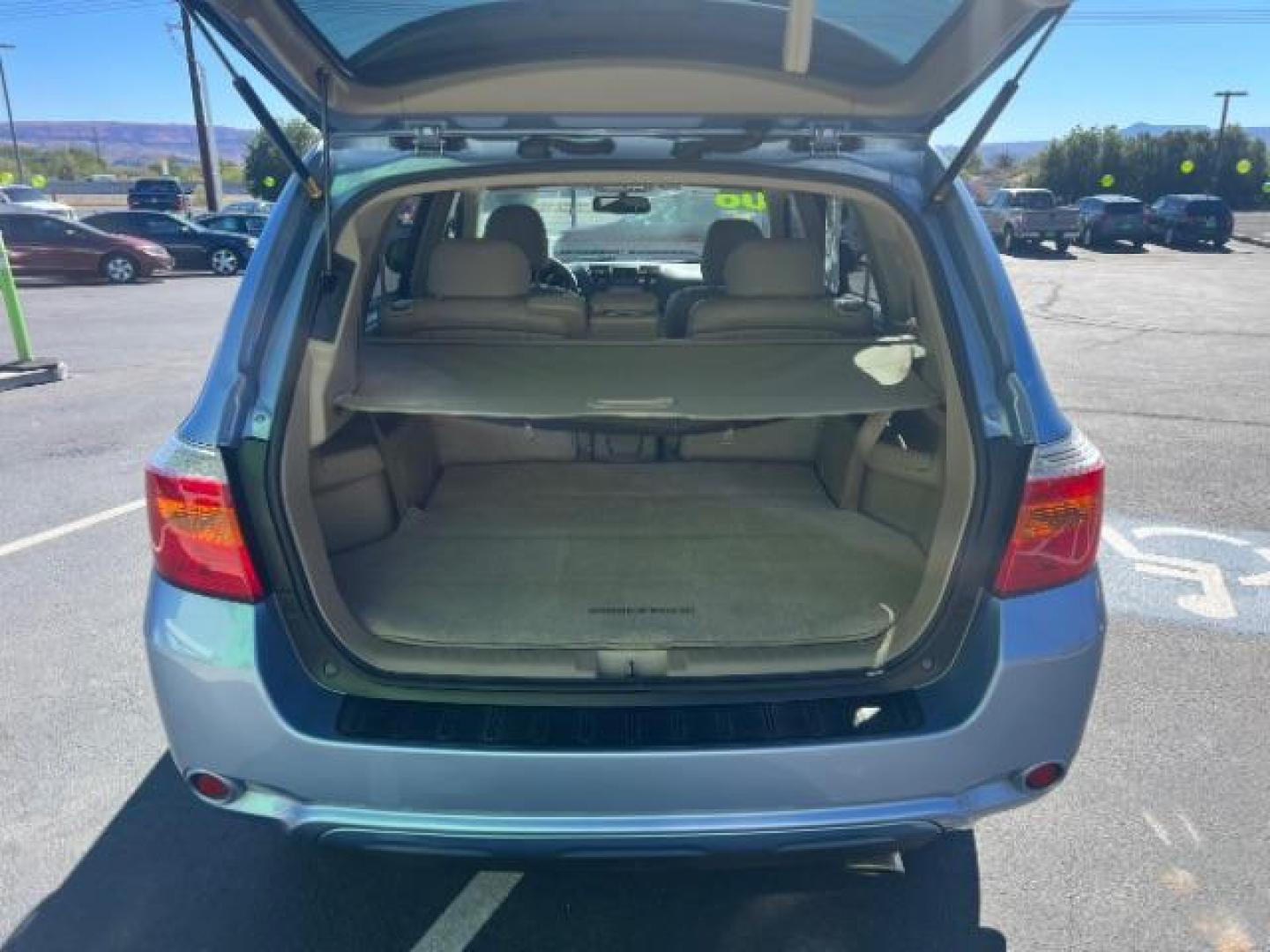 2008 Wave Line Pearl /Sand Beige Toyota Highlander Limited (JTEES42A582) with an 3.5L V-6 DOHC engine, Automatic transmission, located at 1865 East Red Hills Pkwy, St. George, 84770, (435) 628-0023, 37.120850, -113.543640 - We specialize in helping ALL people get the best financing available. No matter your credit score, good, bad or none we can get you an amazing rate. Had a bankruptcy, divorce, or repossessions? We give you the green light to get your credit back on the road. Low down and affordable payments that fit - Photo#25