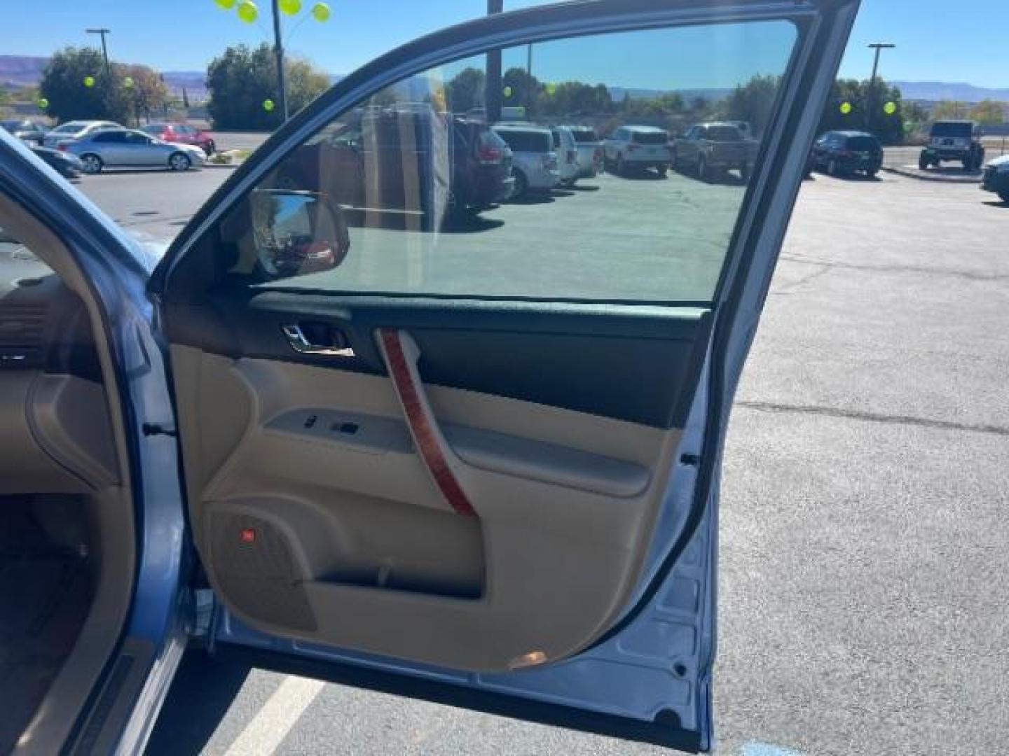 2008 Wave Line Pearl /Sand Beige Toyota Highlander Limited (JTEES42A582) with an 3.5L V-6 DOHC engine, Automatic transmission, located at 1865 East Red Hills Pkwy, St. George, 84770, (435) 628-0023, 37.120850, -113.543640 - We specialize in helping ALL people get the best financing available. No matter your credit score, good, bad or none we can get you an amazing rate. Had a bankruptcy, divorce, or repossessions? We give you the green light to get your credit back on the road. Low down and affordable payments that fit - Photo#28