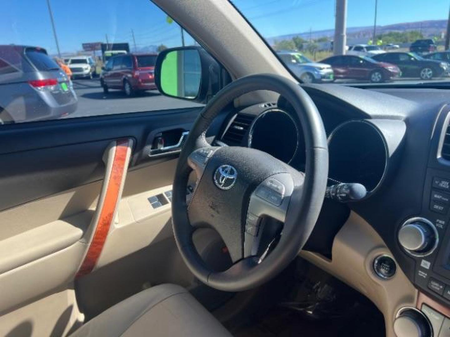 2008 Wave Line Pearl /Sand Beige Toyota Highlander Limited (JTEES42A582) with an 3.5L V-6 DOHC engine, Automatic transmission, located at 1865 East Red Hills Pkwy, St. George, 84770, (435) 628-0023, 37.120850, -113.543640 - We specialize in helping ALL people get the best financing available. No matter your credit score, good, bad or none we can get you an amazing rate. Had a bankruptcy, divorce, or repossessions? We give you the green light to get your credit back on the road. Low down and affordable payments that fit - Photo#31