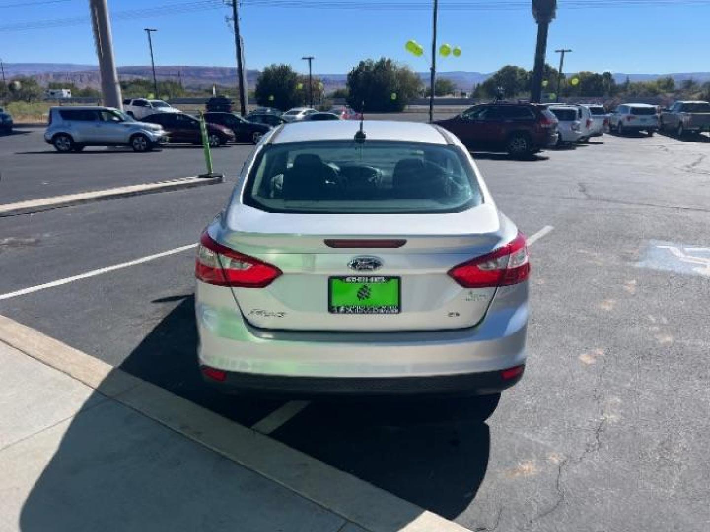 2014 Ingot Silver Metallic /Charcoal Black Ford Focus SE Sedan (1FADP3F21EL) with an 2.0L L4 DOHC 16V engine, 6-Speed Automatic transmission, located at 1865 East Red Hills Pkwy, St. George, 84770, (435) 628-0023, 37.120850, -113.543640 - Photo#5