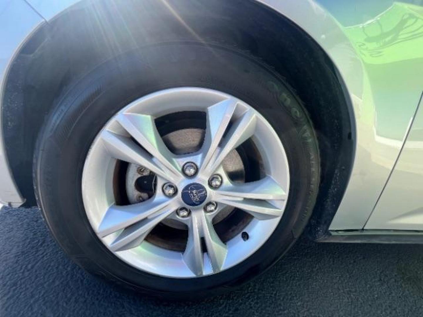 2014 Ingot Silver Metallic /Charcoal Black Ford Focus SE Sedan (1FADP3F21EL) with an 2.0L L4 DOHC 16V engine, 6-Speed Automatic transmission, located at 1865 East Red Hills Pkwy, St. George, 84770, (435) 628-0023, 37.120850, -113.543640 - Photo#9