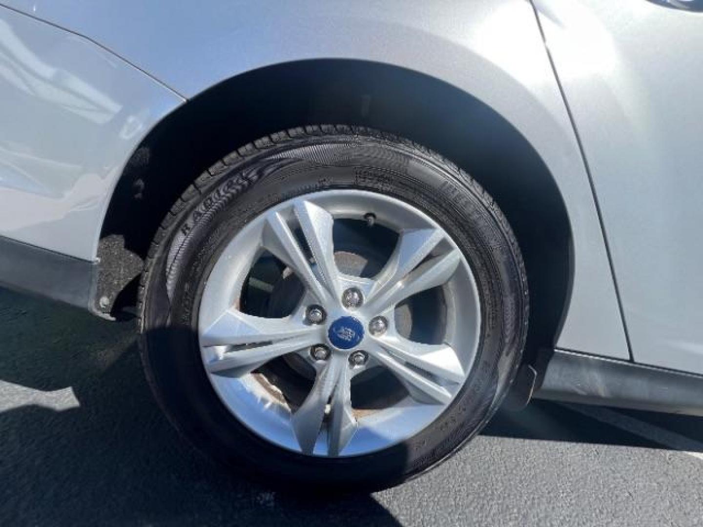 2014 Ingot Silver Metallic /Charcoal Black Ford Focus SE Sedan (1FADP3F21EL) with an 2.0L L4 DOHC 16V engine, 6-Speed Automatic transmission, located at 1865 East Red Hills Pkwy, St. George, 84770, (435) 628-0023, 37.120850, -113.543640 - Photo#11